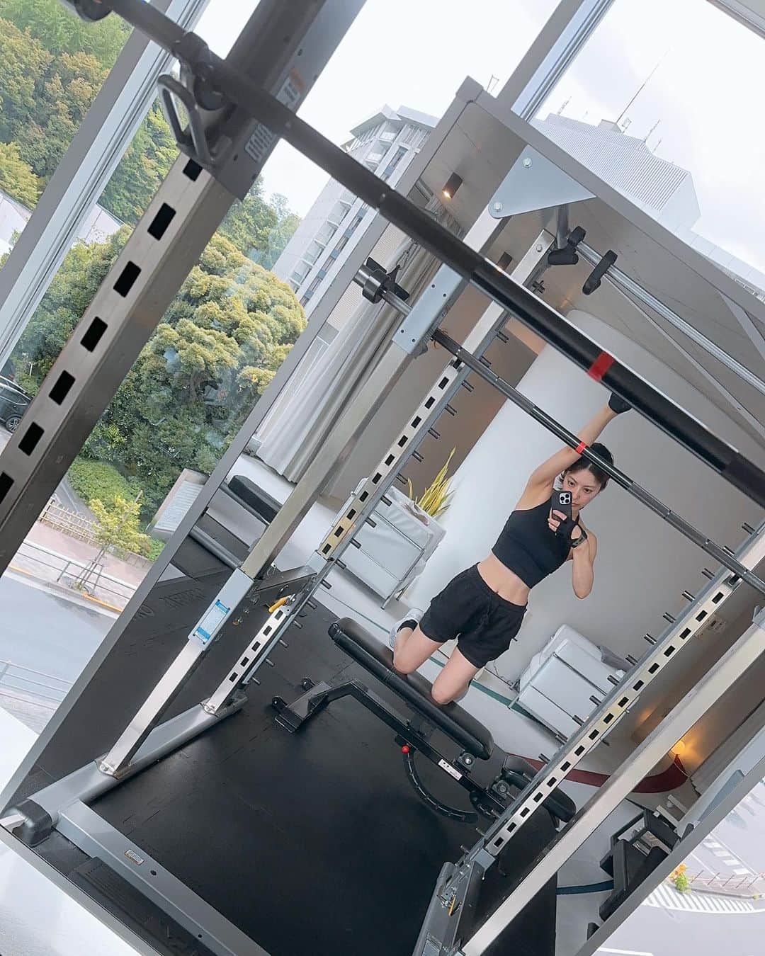 香川絵馬のインスタグラム：「. トレーニング終了♪  自分の人生に深く関わって欲しい。  と思う人には、  私の思考パターンを（必要なら）説明して 理解してもらうように努めます。 感覚が人と少し違う部分があるので。  ☆  トレーナーには  思考パターンに加えて 生活の癖なども。  そんなの必要ないのでは？ と思うけど  例えば AさんがBという行動をとるのには Aさんなりの【何かしらの理由】がある。  ☆  その理由をお互いに共有できていると  その理由ゆえにうまくいかなくなってる部分を  変化、改善させたいと思った時  スムーズに行くと思うのです。  目的のために自分の意見をゆずる際も、 不満も残らないし。  ☆  で、私は 体力をつける方向に変化させたくて通ってるので  細かく、思考パターンや生活の癖、 伝えているわけです。  ☆  承認欲求からではなく  関係をより良いものにするためという 相手への思いやりだったり  なにか成し遂げるために  自分を知ってもらう事 また 相手のそのままを知ろうとする事  たいせつだなぁ。と思います。  ☆  言わなくてもわかってよ！  は、きっと相手からしたら難しい。 （というか、相手への思いやりに欠けるので）  なので、できる努力はしたいと思う。  何より 知っててもらって委ねられるのは自分が楽だしね😊  と、思う、珍しい午前中スタートのトレーニングでした。」