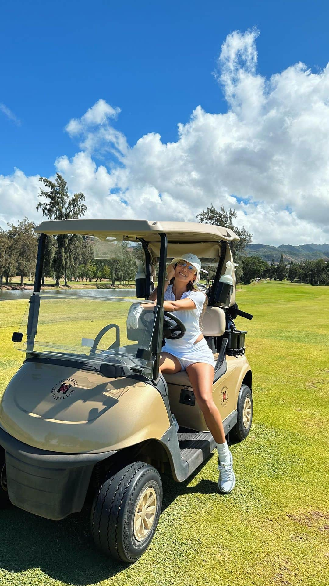 小竹麻美のインスタグラム：「ハワイでゴルフ⛳️❤️‍🔥 たのしかった〜✌🏼ボールが前に進めばよし🤣　1年半以上ぶりにクラブにぎったし、スクールもずっとさぼってたけど、また練習したくなった🫣❤️‍🔥  #ゴルフ初心者 #ゴルフ女子 #ハワイ」