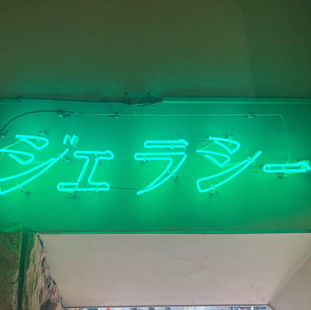 中村愛さんのインスタグラム写真 - (中村愛Instagram)「🍝♡ ・ ・ ・ #ジェラシー なんていう エモい喫茶店☕️🖤  昭和感あって 美味しくて ソファ🛋️も良きでした  #鉄板ナポリタン #固めプリン  #オムライス」8月29日 13時52分 - nakamuramura_ai