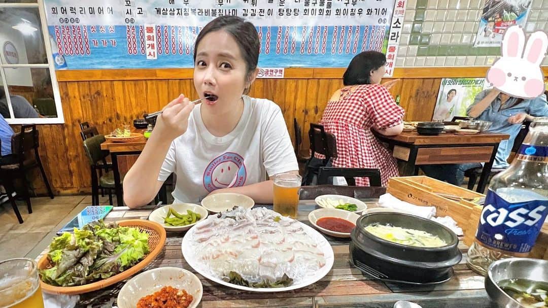 チェ・ソンヒョンのインスタグラム：「설탕과 밀가루 튀김을 끊은 지 70일째. 6kg 감량 자축 외식😍   내가 하는 음식 맛있게 먹어주는 남편 고마워😍👍  초장과 쌈장에 설탕이 들어있…지만 하루정도는 관대해져 보았어요>_<   다이어트를 해치지 않는 해산물😍 어제 저녁 #모둠회」