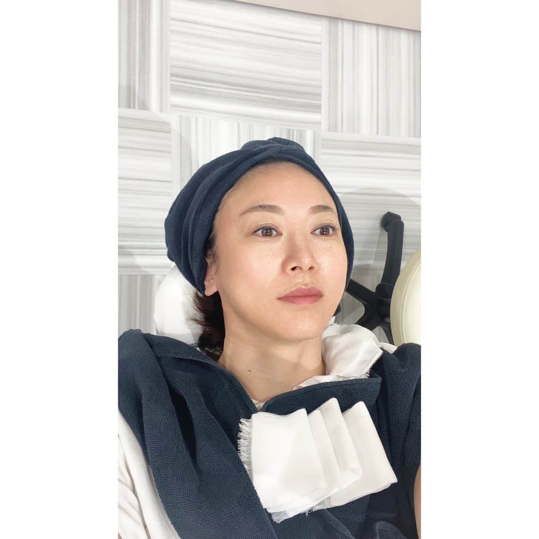 田中雅美さんのインスタグラム写真 - (田中雅美Instagram)「先日。  東京ヒルズクリニック @tokyo_hills_clinic に伺いました。  ・ ・ 前回杉浦院長より、かなり赤みと肌荒れが強いので定期的に施術を受けてお肌を改善していきましょうとアドバイスいただいたので、約1ヶ月ぶりの診察。  ・ ・ 前回と同様に、 顔は、ピーリングとスキントリートメントをしていただきました。  さらに、、、 最近少しずつ大きくなっているような気がしていた首のほくろを除去していただいたのですが、  根深そうだったので怖さもありましたが（2枚目、施術直前のこわばり顔。笑笑）痛みなく、時間もあっという間に施術していただきました。  ・ ・ 今回もありがとうございました！  ・ #東京ヒルズクリニック #スキンケア #ほくろ除去  #痛みなし」8月29日 14時03分 - tanakamasami_official