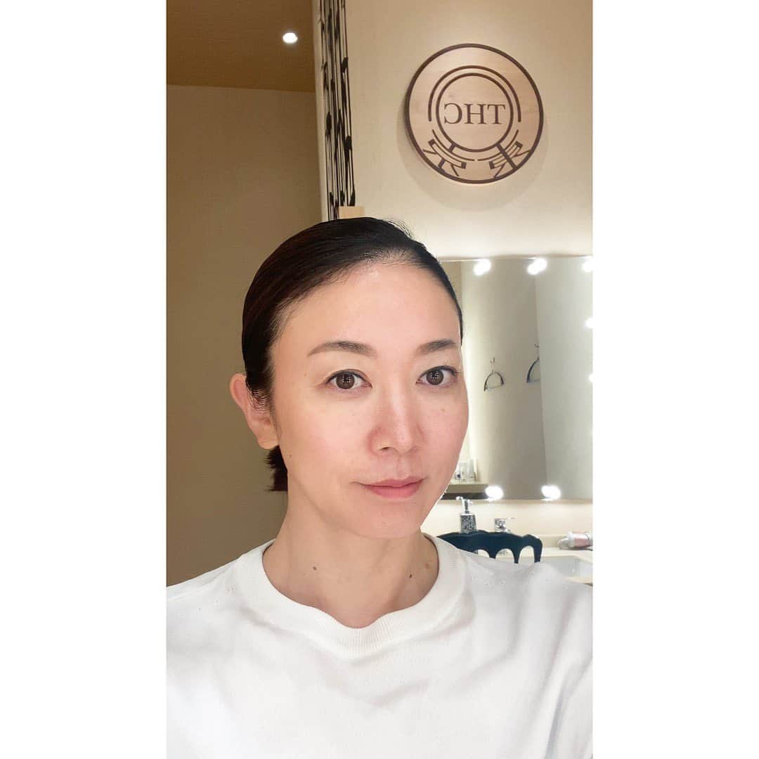 田中雅美さんのインスタグラム写真 - (田中雅美Instagram)「先日。  東京ヒルズクリニック @tokyo_hills_clinic に伺いました。  ・ ・ 前回杉浦院長より、かなり赤みと肌荒れが強いので定期的に施術を受けてお肌を改善していきましょうとアドバイスいただいたので、約1ヶ月ぶりの診察。  ・ ・ 前回と同様に、 顔は、ピーリングとスキントリートメントをしていただきました。  さらに、、、 最近少しずつ大きくなっているような気がしていた首のほくろを除去していただいたのですが、  根深そうだったので怖さもありましたが（2枚目、施術直前のこわばり顔。笑笑）痛みなく、時間もあっという間に施術していただきました。  ・ ・ 今回もありがとうございました！  ・ #東京ヒルズクリニック #スキンケア #ほくろ除去  #痛みなし」8月29日 14時03分 - tanakamasami_official