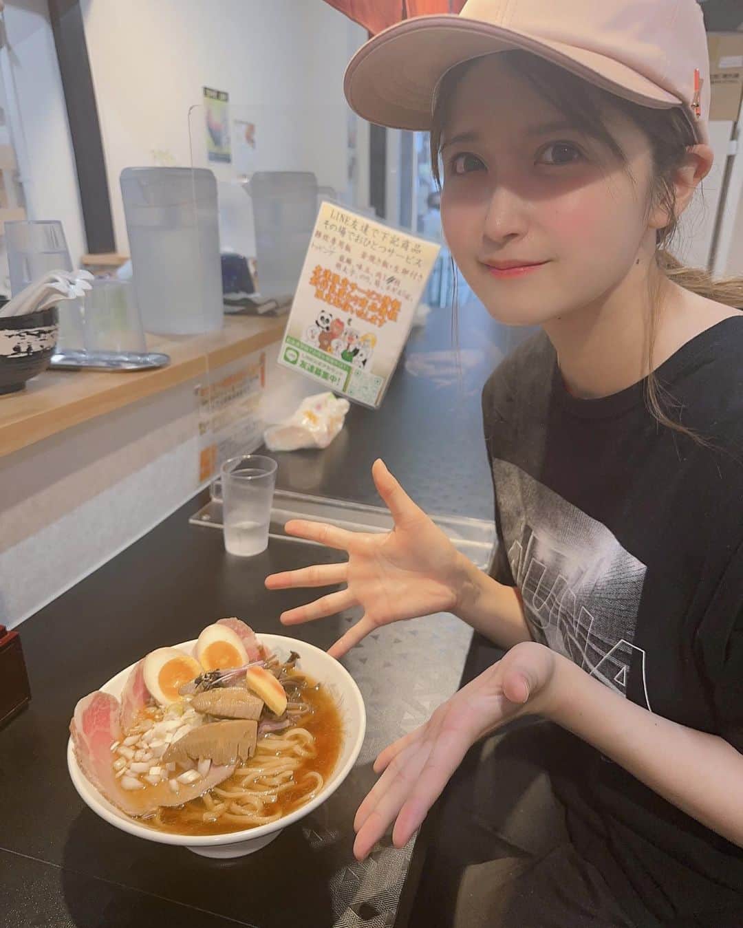 佐倉みきのインスタグラム：「高田馬場駅から10分くらい歩いて ラーメン屋さん行ってきたよー🍜 麺が中太麺と細麺と選べたので中太麺選んだよー！ チャーシューが好みで美味しかったです☺️  PR @ryunohane_toiro #早稲田ラーメン #創作ラーメン #高田馬場グルメ #早稲田グルメ #麺スタグラム #龍の羽 #高田馬場ラーメン」