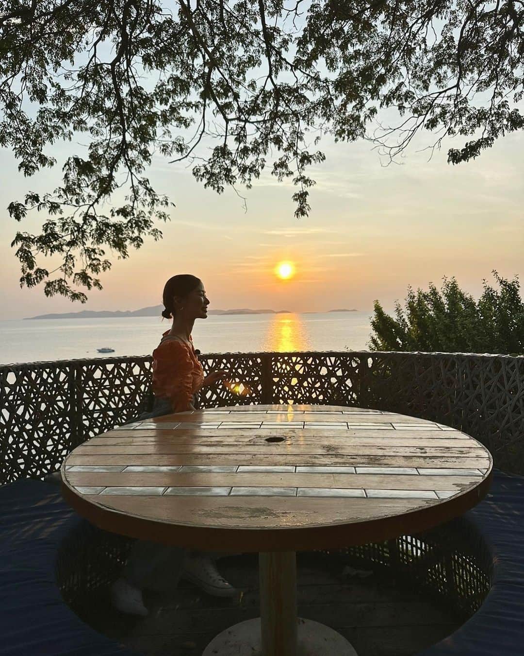 のインスタグラム：「この間YouTubeにアップしたタイVlog🇹🇭 ロケでバンコクとパタヤに行ってきたよ✨ 人生初のパラセーリングも経験したり🪂 楽しかった~~🏝️ 現地で素敵な衣装に着替えて写真を撮ってもらったんだけど、緊張していたのか引きも寄りも同じ顔してました🙂」