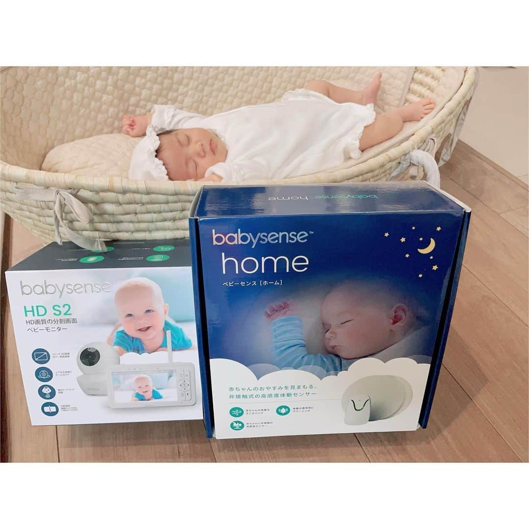 市川華菜のインスタグラム：「👶🏻🫧 ⭐︎Babysense⭐︎ ベビーモニターと 体動モニタリングセンサベビーセンスホーム 届きました🩵嬉しい🥹🙏  ベビーモニターは👶🏻 赤ちゃんの様子を お家のどこにいても モニターで確認できるから とても安心🥹💓 ちょっと起きそうかな〜🫧 ちょっと泣きそうかな〜🫧 ってときに… カメラから音楽が流せたり🎵 音も聴こえるから安心☺️ それに加えて…体動センサー✨ マットレスの下に センサー入れて赤ちゃんの 動きを感知してくれるの😳 動きがない時とか異変があると センサーでお知らせしてくれる からこの２つがあれば🩵 安心が倍増だぁ☺️  なんと今なら… Babysenseママパパ安心サポートの安心セットがありますよ☺️ 興味あるかたは是非🩵  @babysensejapan  #PR #ベビーセンス #ベビーセンスホーム #ベビーモニター」