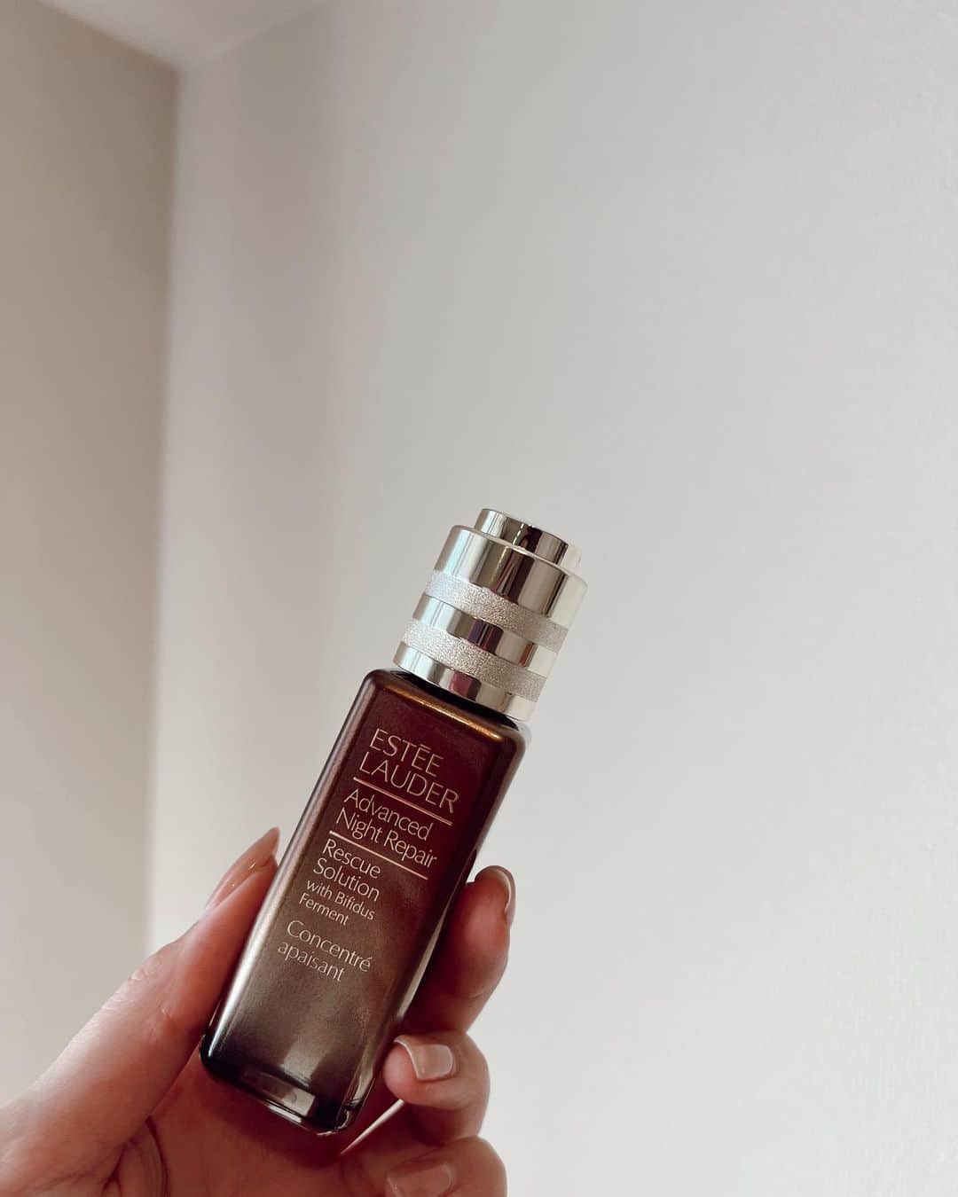 土屋巴瑞季さんのインスタグラム写真 - (土屋巴瑞季Instagram)「最近の好きなものたち🫶🏻 ネロリの爽やさだけではなくて、ほんの少しスパイシーで癖になるとってもいい香り。夏用にと思っていたけど、この香りが好きすぎるので年中使いそうなルブタンルビホースの香水。タツノオトシゴのキャップもまた可愛い🩵 ランコムアプソリュのパウダーは、美容液成分がたっぷりで負担が少ないのに、ちゃんと綺麗に見せてくれる。香りもアプソリュのいい香りで幸せな気持ち💗 エスティーローダーの美容液は、いつも使っているアドバンスナイトリペアの前に使っていて、より肌がゆらぎにくくなった気がします。引き続き使っていくのが楽しみ💛」8月29日 14時02分 - hazukitsuchiya