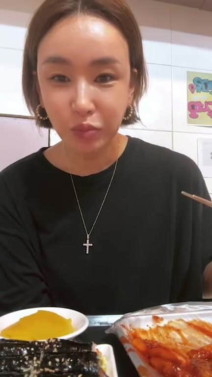 ペ・ユンジョンのインスタグラム：「와  추억의맛😉 중학교때 맨날 친구들이랑왔었는데... 최애떡볶이 여기는  양재동 그린네은쟁반이에유👍」