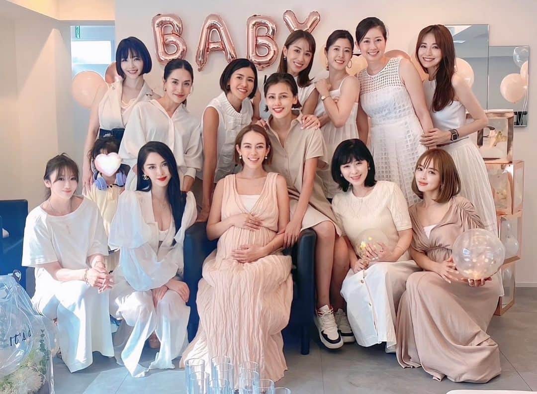 鮎河ナオミのインスタグラム：「大大大好きなみんながベビーシャワーをしてくれました🥹💓 たくさん準備してくれて、集まってくれて、みんなの愛を感じたよー😭感謝で胸がいっぱい🫶💕 幸せな気持ちが伝わったのか、ベビーも嬉しそうにお腹の中で動きまくってました😂 みんなから勇気と元気をもらえて、出産も頑張れそうです😆  #babyshower  #ベビーシャワー #thankyouthankyouthankyou」