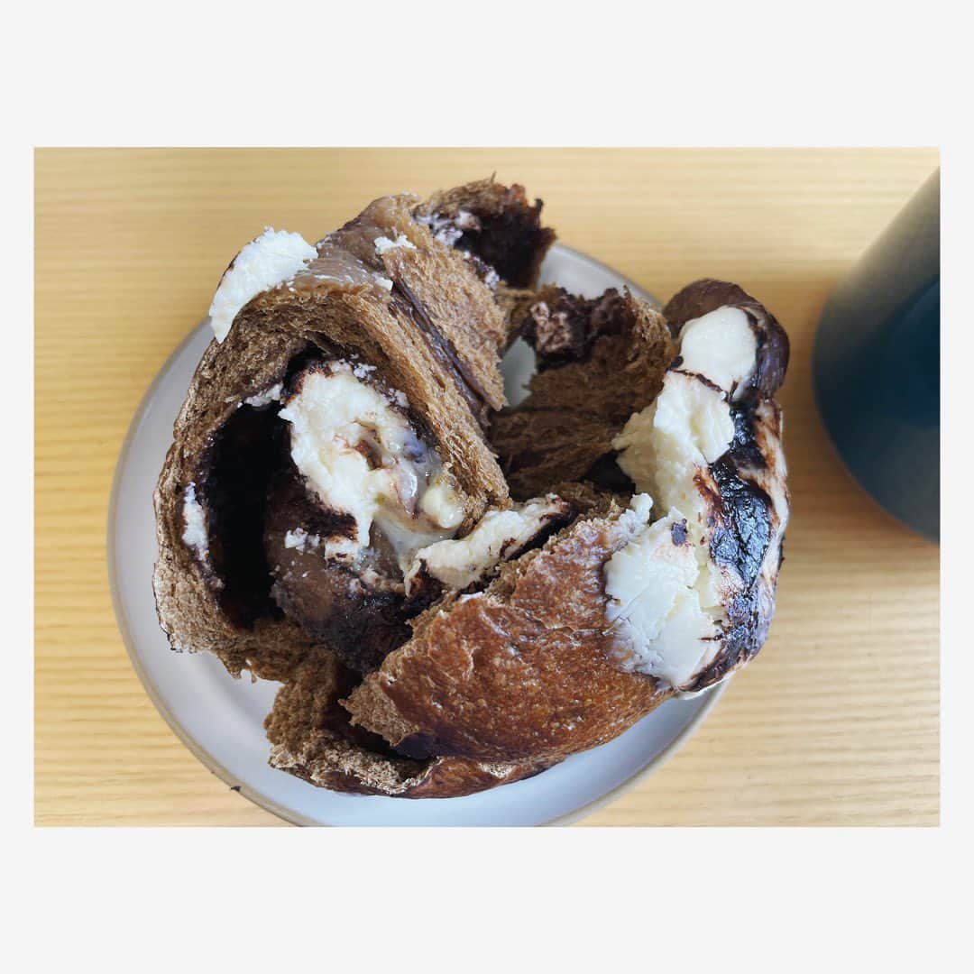 小川麻琴さんのインスタグラム写真 - (小川麻琴Instagram)「@fujibagel さんのコーヒーミルククリームチーズカカオベーグル🥯💕  もっちもちのコーヒー生地にさっぱり爽やかななクリームチーズとホワイトチョコ、 そして、ビターで美味しい無糖のカカオソースがたっぷり巻き込んでありました😋💕  これまた食べたいー🥹  #フジベーグル #カカオ #ホワイトチョコ  #クリームチーズ  #ベーグル #まことパン #まことベーグル #パンスタグラム」8月29日 14時11分 - 1029_makoto