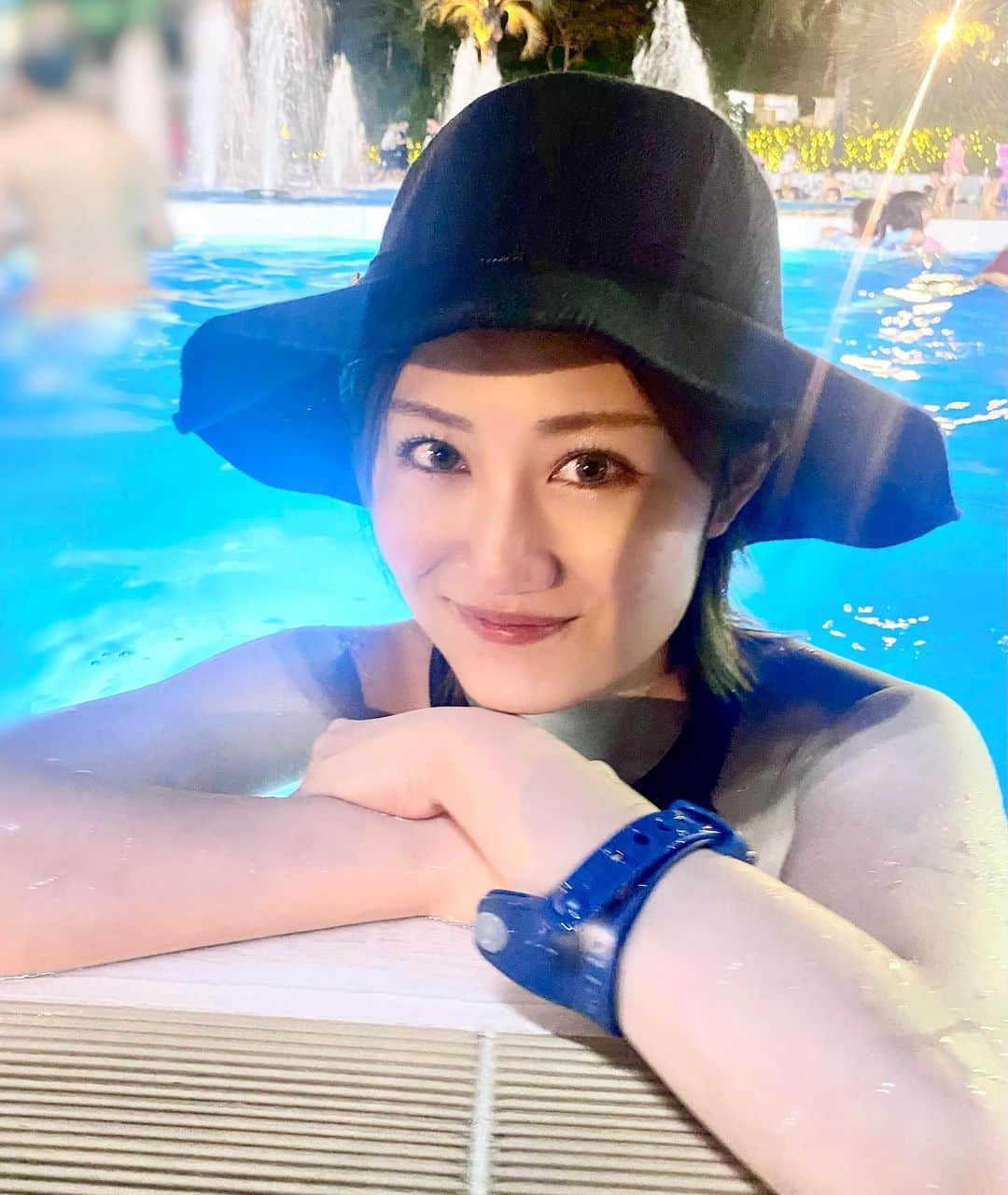 久代梨奈さんのインスタグラム写真 - (久代梨奈Instagram)「⚠️‼️写真爆盛れリナチャン #よみうりランド #よみうりランドプール #ナイトプール #楽しかった 天六で買った1000円の帽子水に濡れてもすぐ乾くし最強だった🔥」8月29日 14時13分 - rina.kushiro_official