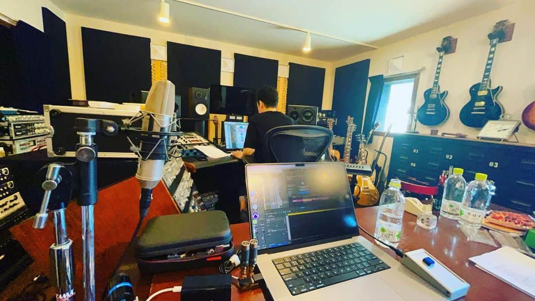 tokuのインスタグラム：「真夏の陽射し✨  歌録音中🎤  #garnidelia  #recording」