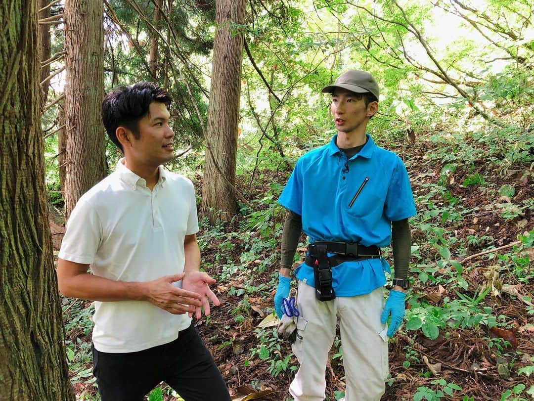 坂部友宏さんのインスタグラム写真 - (坂部友宏Instagram)「山の中でもときどき仕事😳  新潟県の7割は森林ですからね 緑に囲まれて仕事は 新潟のニュースキャスターなら当たり前ってものでしょう！  朝6時半には長岡市の森でした 森の中はやはりひんやり でも熱い仕事の話の世界が広がった...💥  現場で聞かせていただくお話は どなたも力がこもり オーラが生まれます✨  現場で対応してくださる皆さま いつもありがとうございます😊  #イノシシハンター 🐗🐗🐗 #鳥獣捕獲  #ゆうなび #坂部友宏」8月29日 14時17分 - t_sakabe_bsn