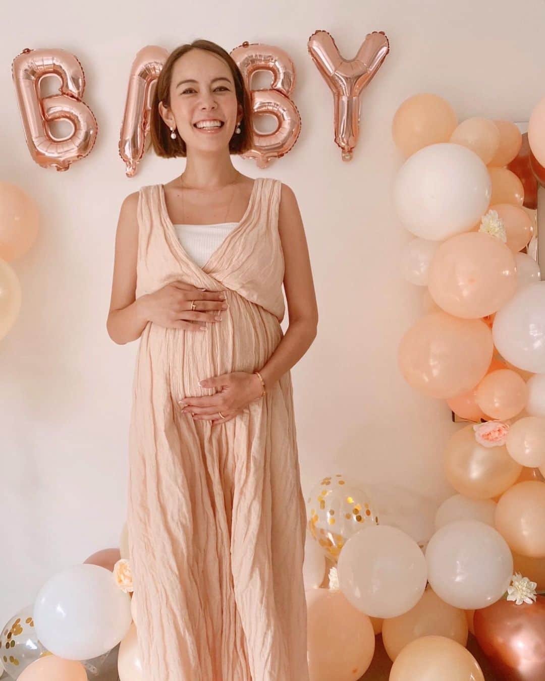 鮎河ナオミのインスタグラム：「ピンクゴールドに統一されたデコレーションがかわいかった〜💓 Thank you💖  #babyshower #babyshowerdecor」