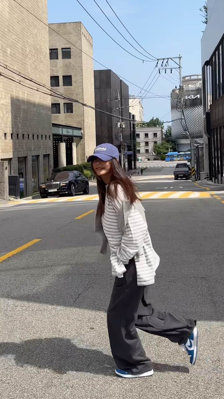 キム・ジュニのインスタグラム：「요거는 그레이스트라이프! 블랙스트라이프는 쨍! 해서 예쁘고 요건 또 은은~하니 예쁘죠🫢  아몰랑 다이뻐😆 그럼 내일 수요일에 에바주니로 오세용?😘  #어버브 #베이직루즈티셔츠」