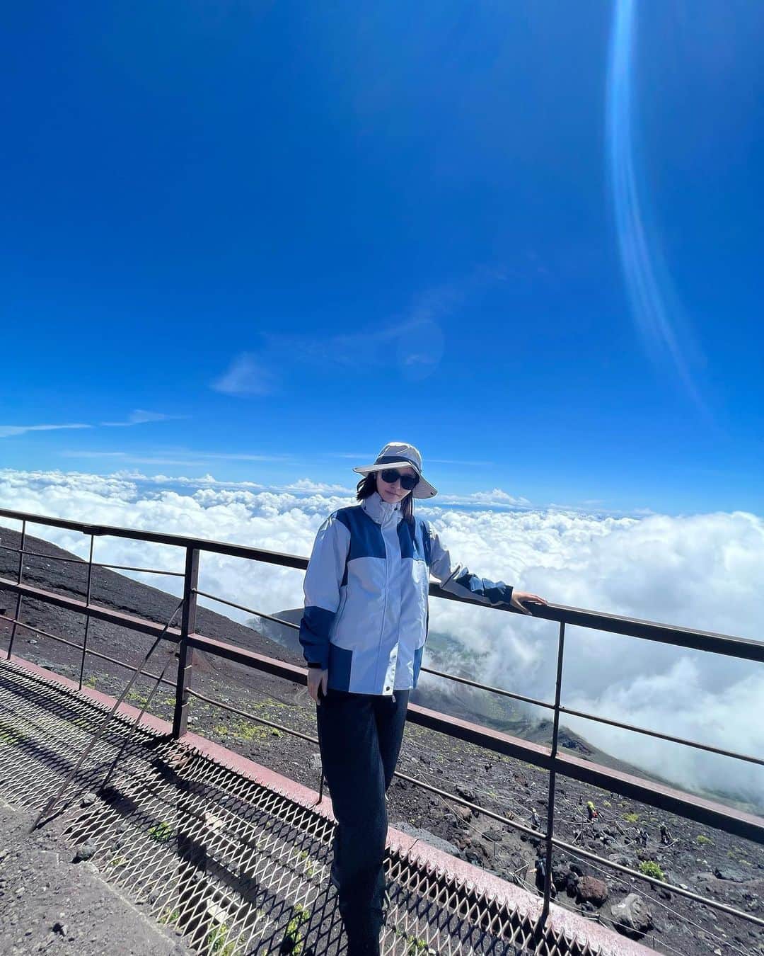 百永さりなさんのインスタグラム写真 - (百永さりなInstagram)「. 途中の8合目！ もうこの時すでに とんでもないぐらい疲れてる🥲 . ただ、こんなに快晴だったから 景色が最高すぎました😭♡ 雲の上に自分がいるなんて 不思議な感覚だったなぁ☁ . #富士山登山 #富士山 #初登山」8月29日 14時23分 - momo_sari12