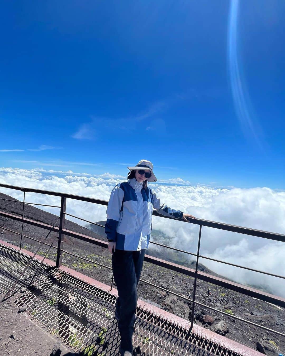 百永さりなのインスタグラム：「. 途中の8合目！ もうこの時すでに とんでもないぐらい疲れてる🥲 . ただ、こんなに快晴だったから 景色が最高すぎました😭♡ 雲の上に自分がいるなんて 不思議な感覚だったなぁ☁ . #富士山登山 #富士山 #初登山」