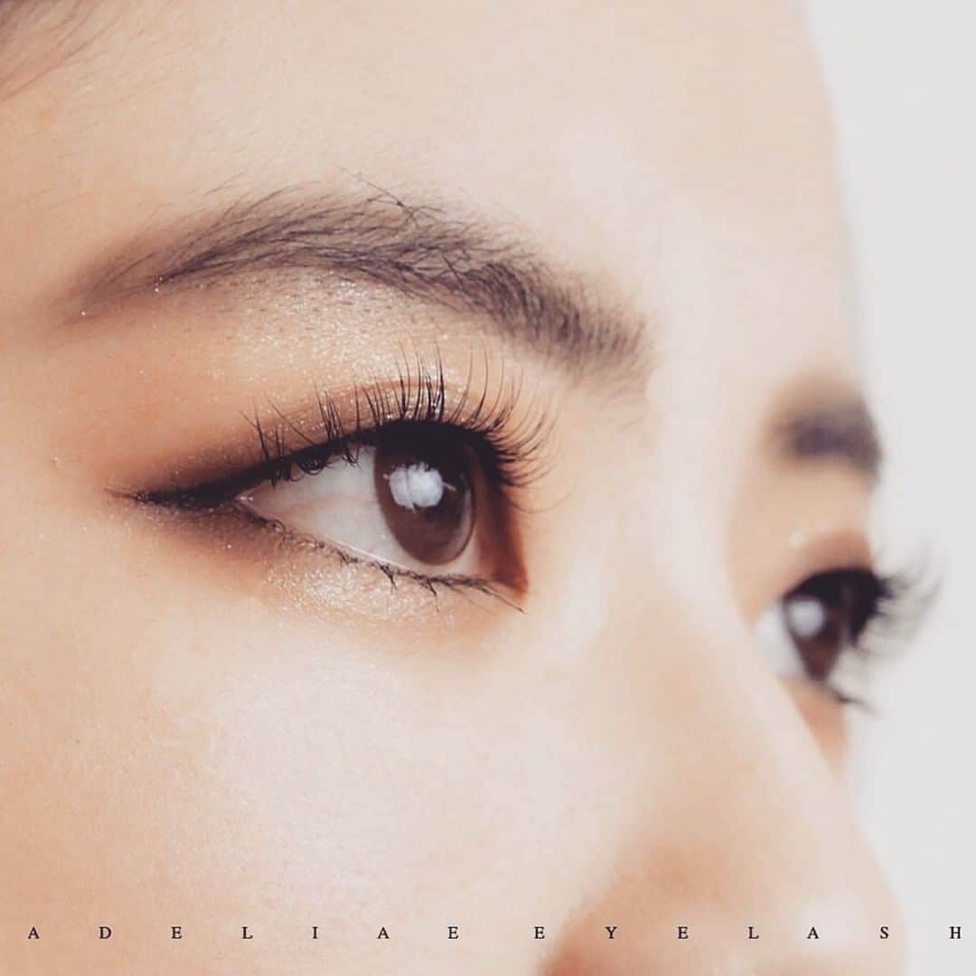 名古屋プレミアムネイルサロン アデリーネイルのインスタグラム：「Adeliae Eyelash ． ． ADELIAE STAFF DESIGN✨ ． ． 根元からしっかり立ち上げることで 二重になる方も😆🤍 ． ． 美容液で毎日しっかりケアして頂きますと 長さが最大限に生かされて、 より引き込まれる素敵な目元に🌿 ． ． ． 《《自まつ毛で魅せる時代》》 ． ． 大人気の新世代まつ毛カール ． プレミアムアデリーカール ￣￣￣￣￣￣￣￣￣￣￣￣ ． ． どんな毛質の方にも合わせたまつ毛カール🌿 ． ． チオグリコール酸を一切使用しず 国内で作られた化粧品登録済みのセット使用 ． ． 《新規様限定価格》 ． ¥7.920（定価）→¥5.900（特別価格） ． アイパック・美容液成分配合コーティング付き ． ． お得なうちにぜひお試しください🌿 ． ．  #アデリー　#ADELIAE #アデリーネイル　#ADELIAENAIL #アデリーアイラッシュ　#ADELIAEEYEYLASH #アイラッシュ　#EYEYLASH #プラチナセーブル　#マツエク #まつ毛カール　#まつ毛パーマ #UPPERLIFTCURL #アッパーリフトカール #プレミアムアデリーカール #自睫毛　 #名古屋サロン #マツエクサロン #大人のサロン #プレミアムサロン #サロンデザイン #タカラベルモント　#riche」