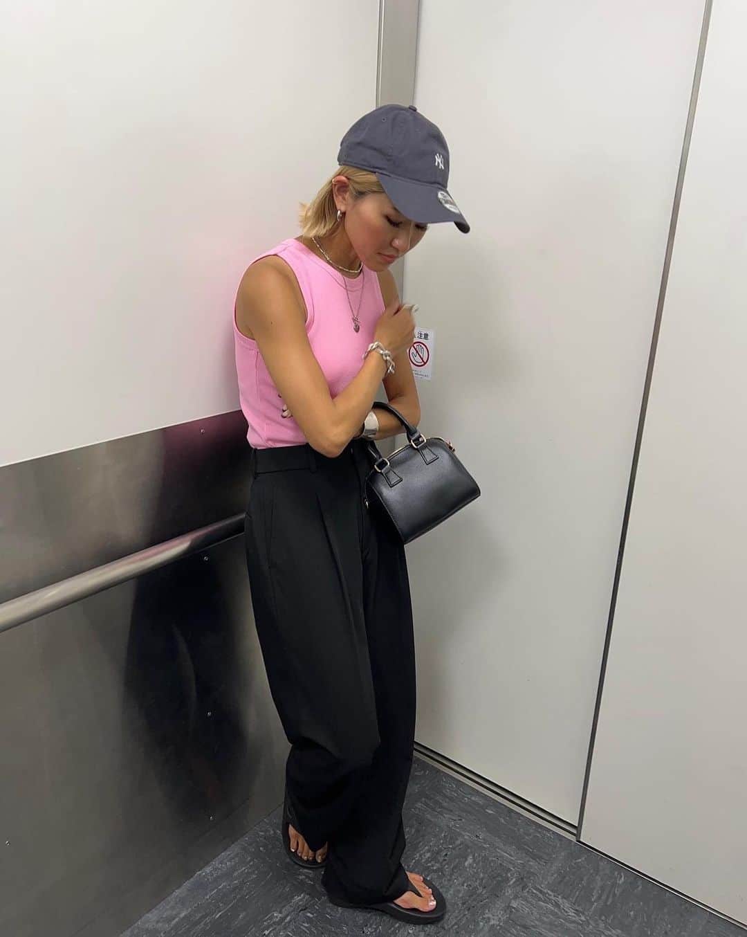 annaのインスタグラム：「.  質問の多かったピンクアメスリ💗 @grl_official のだよー🫶 でもこのカラーはもう完売してた🥲 このアメスリUNIQLOのより🤫 ゴツめ感強調されなくて最高🫰 で、699円は神かな？😇🎀  他ブランドはタグつけしてあるよ🏷  あと数日で8月終わるけど まだまだ夏コーデじゃなきゃ 無理そうよね😇😇  #夏コーデ#アメスリ#プチプラ#プチプラコーデ#カジュアルコーデ#カジュアル#大人カジュアル#オトナカジュアル#158cmコーデ#骨格ナチュラル#きょこ」