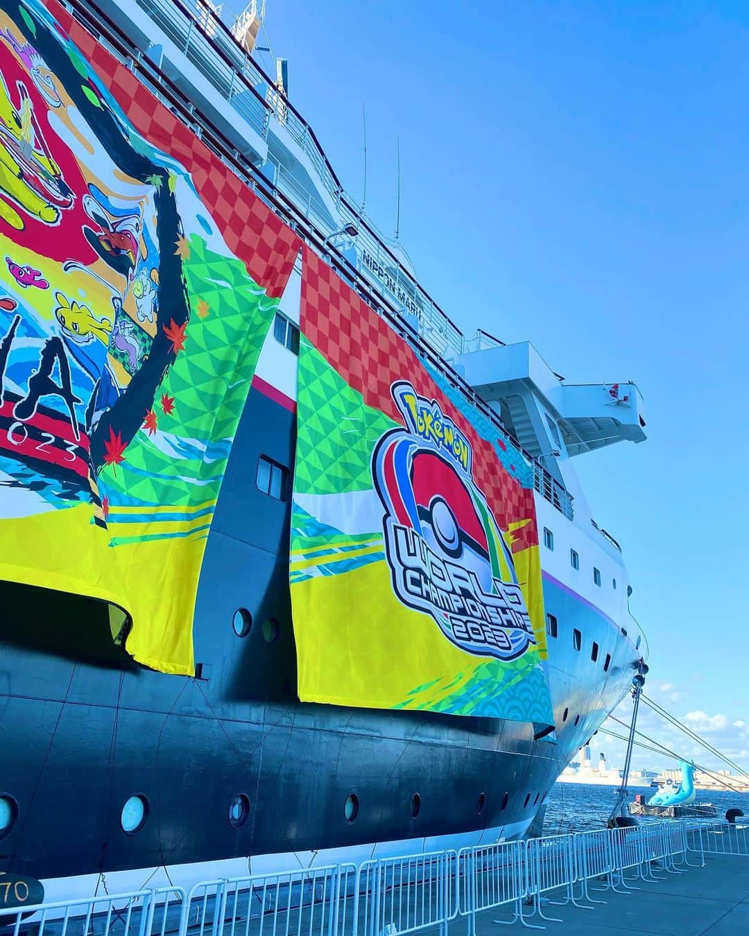 石岡麻奈美さんのインスタグラム写真 - (石岡麻奈美Instagram)「クルーズ船にっぽん丸もポケモンに🚢  初めて船内に入りましたが、7階建で屋上にはプールもある立派なお船でした。  のんびりクルージングで世界を旅したくなりました。雲一つない晴天で気持ちがよかったです！  #ピカチュウ #ピカチュウみなとみらい #ピカチュウダンス #ポケモン #ポケモンwcs2023 #ピカチュウイベント #横浜みなとみらい #ポケジェニック #ポケジェニックみなとみらい #にっぽん丸 #クルーズ船 #にっぽん丸ポケモン #pokemon #pokemonwcs2023 #pikachu #pikachuyokohama」8月29日 14時33分 - manami_ishioka