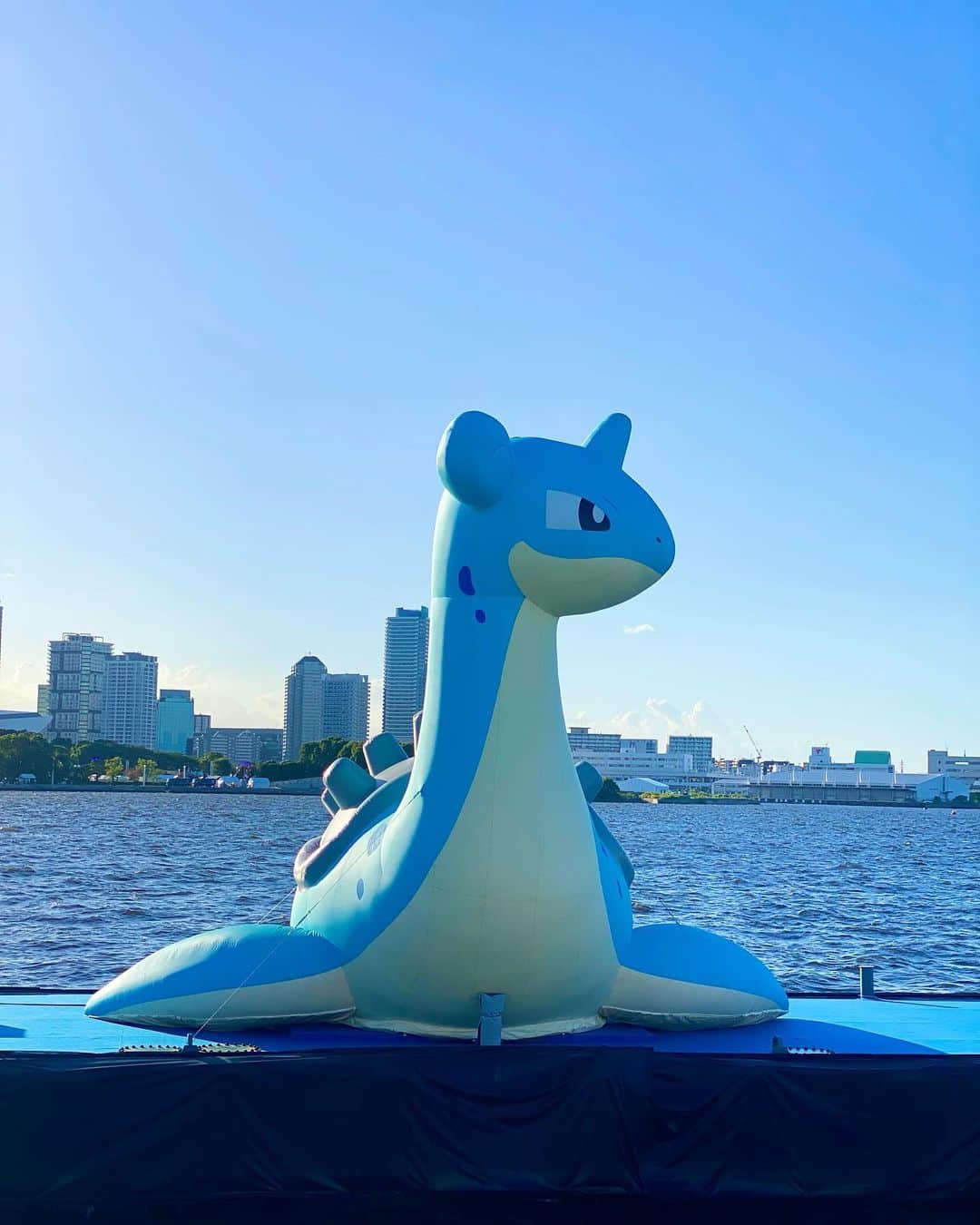 石岡麻奈美さんのインスタグラム写真 - (石岡麻奈美Instagram)「クルーズ船にっぽん丸もポケモンに🚢  初めて船内に入りましたが、7階建で屋上にはプールもある立派なお船でした。  のんびりクルージングで世界を旅したくなりました。雲一つない晴天で気持ちがよかったです！  #ピカチュウ #ピカチュウみなとみらい #ピカチュウダンス #ポケモン #ポケモンwcs2023 #ピカチュウイベント #横浜みなとみらい #ポケジェニック #ポケジェニックみなとみらい #にっぽん丸 #クルーズ船 #にっぽん丸ポケモン #pokemon #pokemonwcs2023 #pikachu #pikachuyokohama」8月29日 14時33分 - manami_ishioka