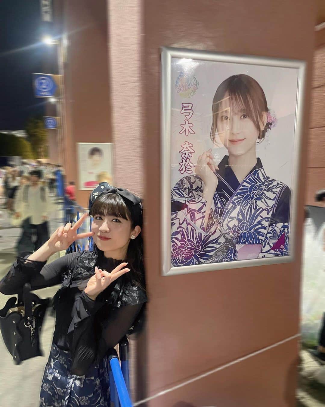 新井ひとみさんのインスタグラム写真 - (新井ひとみInstagram)「乃木坂46さんの #真夏の全国ツアー2023  チケットが取れて初参戦してきました🫶  会場に入る前から沢山のファンの皆さんと共に列になって並んでその時からワクワクが止まらなくて....神宮外苑野球場が見えた時はメンバーさんの名前がずらりと見えてサプライズの様な感覚に🥺  みんなで楽しめる楽曲はもちろん、 「僕は僕を好きになる」からの雰囲気がガラリと変わって大人数で踊る迫力は勿論その美しさ可憐で靡く様な動き。何よりスクリーンに映し出される歌詞にのめり込む様に見入っちゃって...「シンクロニシティ」のアレンジがバラードになって私達の心に問いかけてくる感じがね、歌詞の世界観に入り込むのが大好きな私にとってはここでもね...涙  おひとりさま天国も、ものすごく好き♪  「人は夢を二度見る」 夢をもう一度見ないか？って願い続けてもそこに辿り着けない時だって中々叶わないものだってあって、でも、まだ諦めなくていいんじゃないか？「夢を二度見るもの」って言ってくれてるもの‼︎夢をみる事は続けてもいいよねって思えてきてジーンと心に響きました。  初めて出会う楽曲もあったけれども、その初めてが生のライブで見ることが出来てよかったなぁって心から思います。  そして、そう思えたのもライブはもちろん 初参戦だった私達に乃木坂さんのファンの方が「一緒に盛り上げましょう」ってペンライトを貸してくれて、同じ宮城県出身の久保史緒里さんのペンライトを持ってらっしゃった方には推し色は黄色なんですよ〜って教えてもらったり.....私もライブを盛り上げる一員になれて 嬉しかったの♪本当にありがとうございました✨  次はグッズゲットしたい‼︎  女子流のワンマンライブでもペンライトの事で同じ様な事がSNSに書かれてた事があって、私も同じ様な状況に遭遇させてもらってるんだと....皆さんの優しさがとっても好きです♪ アスタライトの皆さんありがとうっ☺️  あとね、弓木奈緒ちゃん笑 なおちゃんが前に来た時は何回も「なおちゃーーーーん」って叫んじゃいました笑 近くに来てくれるってこんなにも嬉しいんだなぁって、始まる前に写真撮れなかったので終わってからパシャリしました📸  あと最後に、今年最初で最後の夏の花火は、 乃木坂46さんのツアーファイナル で見れて、8月は31日間ですし... 2023年の素敵な夏の思い出締めくくりですね♪  ✨16公演お疲れ様でした✨  #やっぱ乃木坂と神宮だな  #乃木坂46 #明治神宮野球場 #女子流　#新井ひとみ　#宮城県出身　#98」8月29日 14時38分 - hitomi_tokyogirlsstyle