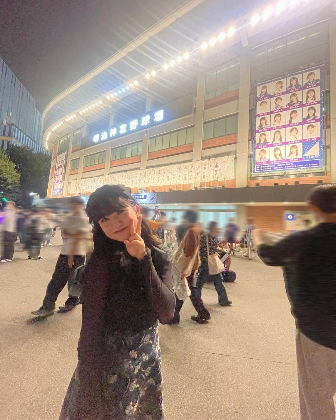 新井ひとみさんのインスタグラム写真 - (新井ひとみInstagram)「乃木坂46さんの #真夏の全国ツアー2023  チケットが取れて初参戦してきました🫶  会場に入る前から沢山のファンの皆さんと共に列になって並んでその時からワクワクが止まらなくて....神宮外苑野球場が見えた時はメンバーさんの名前がずらりと見えてサプライズの様な感覚に🥺  みんなで楽しめる楽曲はもちろん、 「僕は僕を好きになる」からの雰囲気がガラリと変わって大人数で踊る迫力は勿論その美しさ可憐で靡く様な動き。何よりスクリーンに映し出される歌詞にのめり込む様に見入っちゃって...「シンクロニシティ」のアレンジがバラードになって私達の心に問いかけてくる感じがね、歌詞の世界観に入り込むのが大好きな私にとってはここでもね...涙  おひとりさま天国も、ものすごく好き♪  「人は夢を二度見る」 夢をもう一度見ないか？って願い続けてもそこに辿り着けない時だって中々叶わないものだってあって、でも、まだ諦めなくていいんじゃないか？「夢を二度見るもの」って言ってくれてるもの‼︎夢をみる事は続けてもいいよねって思えてきてジーンと心に響きました。  初めて出会う楽曲もあったけれども、その初めてが生のライブで見ることが出来てよかったなぁって心から思います。  そして、そう思えたのもライブはもちろん 初参戦だった私達に乃木坂さんのファンの方が「一緒に盛り上げましょう」ってペンライトを貸してくれて、同じ宮城県出身の久保史緒里さんのペンライトを持ってらっしゃった方には推し色は黄色なんですよ〜って教えてもらったり.....私もライブを盛り上げる一員になれて 嬉しかったの♪本当にありがとうございました✨  次はグッズゲットしたい‼︎  女子流のワンマンライブでもペンライトの事で同じ様な事がSNSに書かれてた事があって、私も同じ様な状況に遭遇させてもらってるんだと....皆さんの優しさがとっても好きです♪ アスタライトの皆さんありがとうっ☺️  あとね、弓木奈緒ちゃん笑 なおちゃんが前に来た時は何回も「なおちゃーーーーん」って叫んじゃいました笑 近くに来てくれるってこんなにも嬉しいんだなぁって、始まる前に写真撮れなかったので終わってからパシャリしました📸  あと最後に、今年最初で最後の夏の花火は、 乃木坂46さんのツアーファイナル で見れて、8月は31日間ですし... 2023年の素敵な夏の思い出締めくくりですね♪  ✨16公演お疲れ様でした✨  #やっぱ乃木坂と神宮だな  #乃木坂46 #明治神宮野球場 #女子流　#新井ひとみ　#宮城県出身　#98」8月29日 14時38分 - hitomi_tokyogirlsstyle