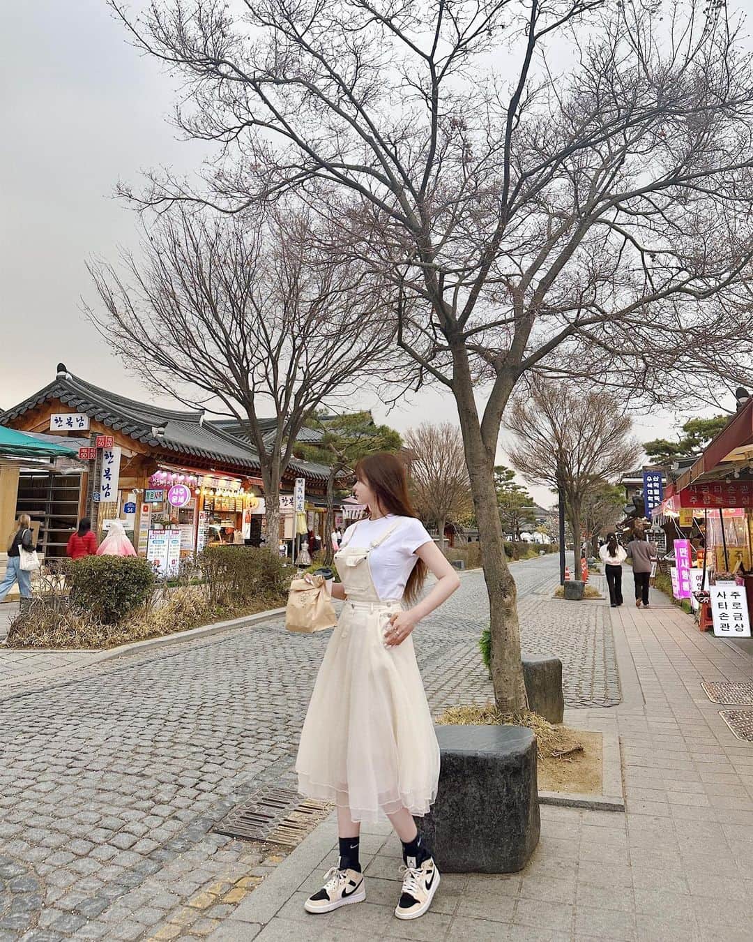 スヒョンのインスタグラム：「♥ 엄마랑 당일치기로 다녀온 #전주여행 🥹 이게 벌써 반년이나 지났다니 시간 늠 빨라유.. 빨리 여름 끝나면 마구 놀러 다녀야지 ✨ 𝑱𝒂𝒏𝒈𝒔𝒖𝒉𝒚𝒖𝒏」
