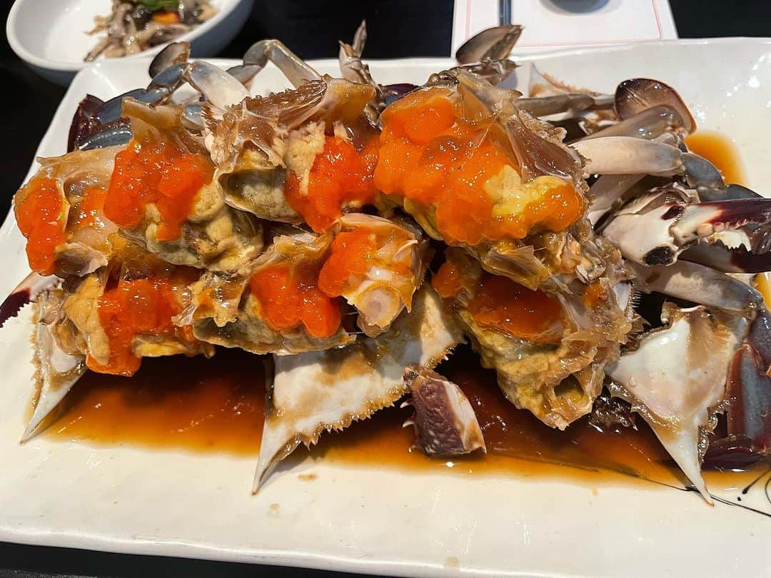 大森日雅のインスタグラム：「食べたもの~🇰🇷♡😋  カンジャンケジャン🦀 最高に美味！ましそよ~♡ 参鶏湯もまたたべたい。 ビヨットは8個は食べた🤍  次は本場のサムギョプサル絶対たべたい！  ✈️loungeで食べた辛ラーメンうまうまだった。写真はない笑 #韓国 #ソウル #江南 #電音部」