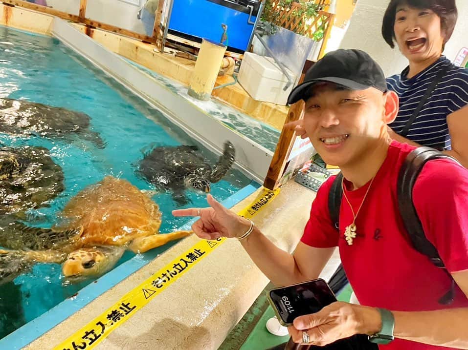 木山裕策さんのインスタグラム写真 - (木山裕策Instagram)「桂浜水族館に行ってきました🐟  こんなに近くてウミガメを見るのは初めてだったのでもう大騒ぎです😆。爬虫類もたくさんいるし、カピバラさんにも餌をやれるし、もう最高ですね😁❣️」8月29日 14時56分 - kiyamayusaku
