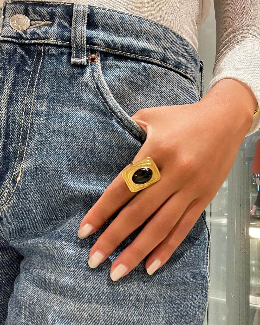 森友里恵さんのインスタグラム写真 - (森友里恵Instagram)「Gold✖️Onyx Ring  #オニキス #ゴールドリング #goldring #阪急梅田 #阪急梅田ポップアップ #onyxring #ジュエリーデザイナー」8月29日 14時50分 - yucrebie