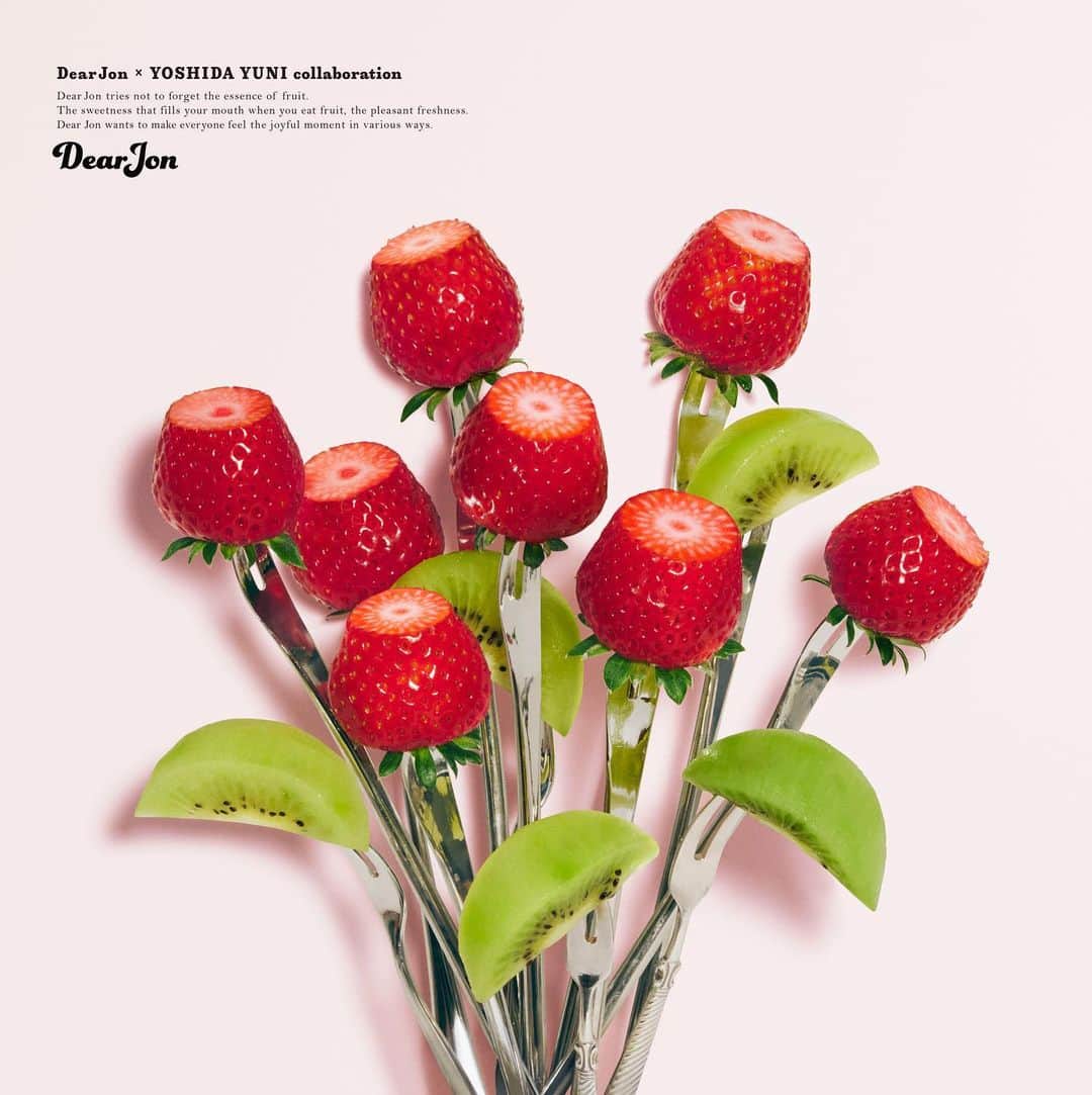 吉田ユニのインスタグラム：「Fruit shop "Dear Jon" × YUNI YOSHIDA 🍓🥝🌹🍓🥝🌹🍓🥝🌹🍓🥝🌹🍓🥝 #fruit #strawberry #flower #bouquet #kiwi」