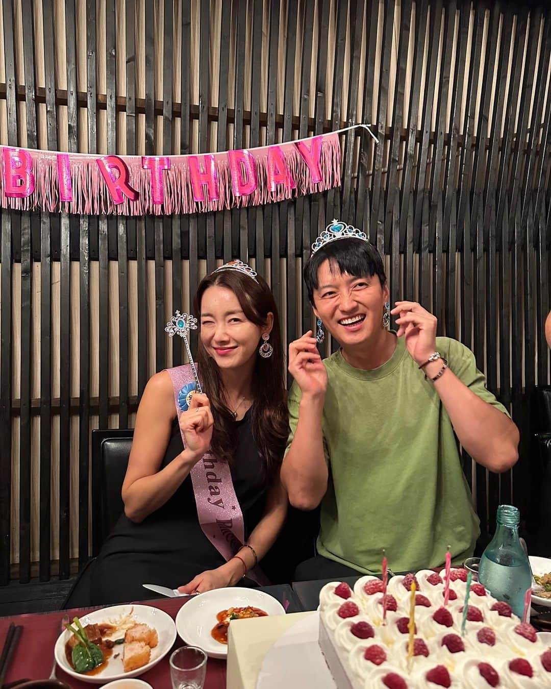 ソ・イヒョンさんのインスタグラム写真 - (ソ・イヒョンInstagram)「8월29일 내짝꿍생일~💕 곁에 함께있어줘서 너무 고마워용  벌써 오빠생일을 함께한지 20년되가네~ㅋㅋㅋㅋㅋ 오랜동료로 젤친한짝꿍으로 든든한 육아동지로~우리 앞으로도 오래오래 같이하자요~~❤️❤️❤️ 생일축하합니다~🌷 저희 부부 생일축하해주신 많은분들 너무 감사합니다~~🩷」8月29日 14時51分 - ssoyang84