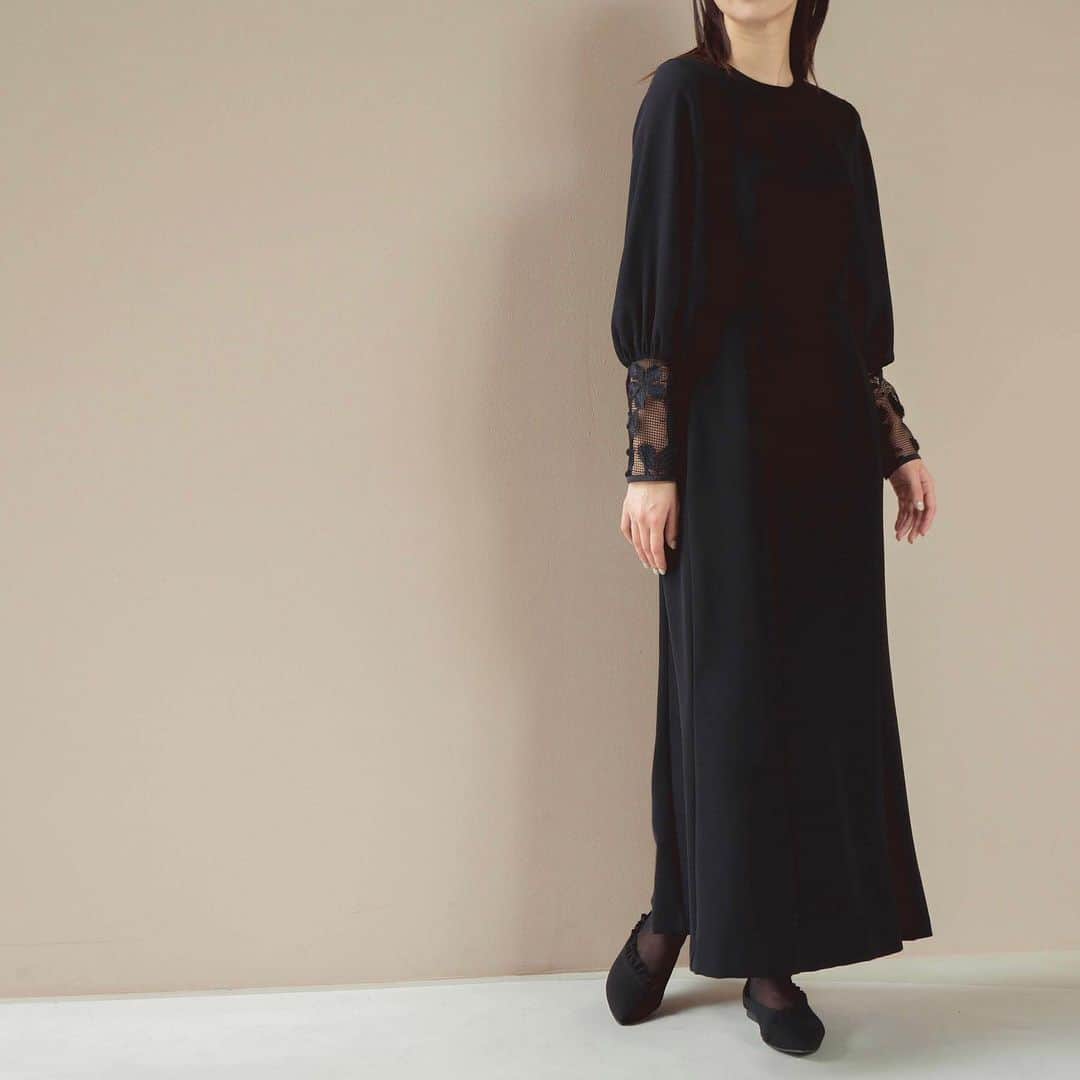 kaene －カエン－さんのインスタグラム写真 - (kaene －カエン－Instagram)「- new -  🏷️Embroidery cuff dress /  エンブロイダリーカフスドレス_No.100905 ▪︎color : black ▪︎size : 34 / 36 / 38 ▪︎model : 160cm ( size34 )  立体的な刺繍レースを袖口に使用したマーメイドドレス。 袖本体は柔らかなシフォン素材を使用し、ボリュームをもたせたデザインに。  スカート部分は細かく切り替えて表現したマーメイドシルエットです。  イブニングドレスのような長めの着丈はマザーズドレスとしても、また、本体の生地はFBK（フォーマルブラック）生地を使用しているので喪服としても着回し可能。  同生地のジャケットと合わせると、よりフォーマルにご着用いただけます。 (バックタックジャケット / No.050014…9月上旬販売)  ▶︎▶︎▶︎ coordinate ▶︎▶︎▶︎  🏷️Asymmetrical ruffle flat shoes /  アシメフリルフラットシューズ_No.050016 ▪︎color : black ※black formal対応 ▪︎size : 35 / 36 / 37 / 38 / 39  #kaene  #afternoondress #結婚式コーデ  #ブラックフォーマル  #マザードレス」8月29日 14時51分 - kaene_official