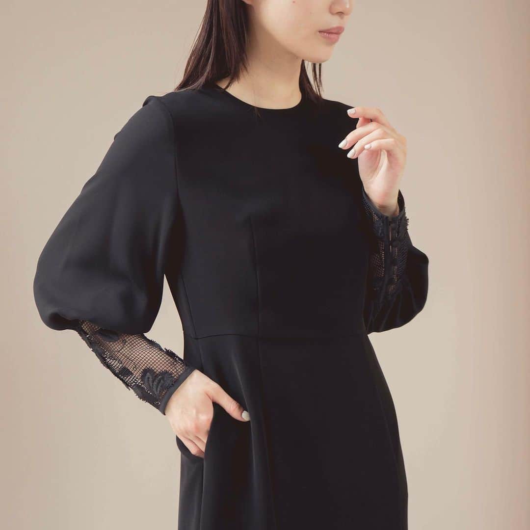 kaene －カエン－のインスタグラム：「- new -  🏷️Embroidery cuff dress /  エンブロイダリーカフスドレス_No.100905 ▪︎color : black ▪︎size : 34 / 36 / 38 ▪︎model : 160cm ( size34 )  立体的な刺繍レースを袖口に使用したマーメイドドレス。 袖本体は柔らかなシフォン素材を使用し、ボリュームをもたせたデザインに。  スカート部分は細かく切り替えて表現したマーメイドシルエットです。  イブニングドレスのような長めの着丈はマザーズドレスとしても、また、本体の生地はFBK（フォーマルブラック）生地を使用しているので喪服としても着回し可能。  同生地のジャケットと合わせると、よりフォーマルにご着用いただけます。 (バックタックジャケット / No.050014…9月上旬販売)  ▶︎▶︎▶︎ coordinate ▶︎▶︎▶︎  🏷️Asymmetrical ruffle flat shoes /  アシメフリルフラットシューズ_No.050016 ▪︎color : black ※black formal対応 ▪︎size : 35 / 36 / 37 / 38 / 39  #kaene  #afternoondress #結婚式コーデ  #ブラックフォーマル  #マザードレス」