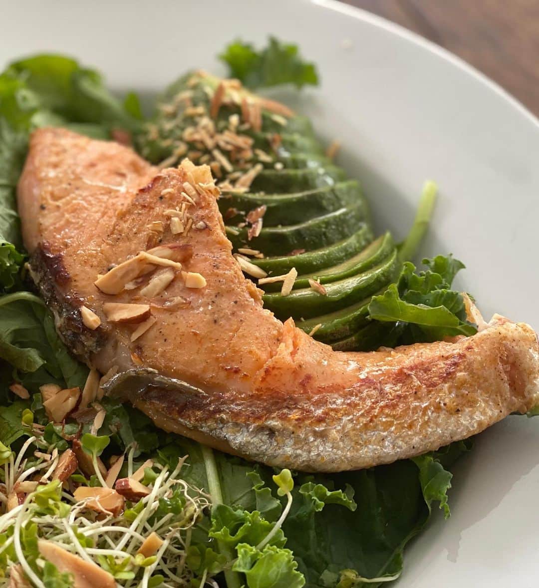 栗原友さんのインスタグラム写真 - (栗原友Instagram)「【クリトモ商店通販】追加商品アップしました。 鮭のタンドリー風漬けと、今年最後の冷や汁です。 鮭はほんのりカレー味。タンドリーチキンならぬタンドリーフィッシュ風で、サラダの具やサンドウィッチにしても美味しいです。 @tsukijiotoriyose と @kuritomo_shouten  のプロフィールからショッピングサイトに飛べます。 よろしくお願いいたします。」8月29日 14時54分 - kuri__tomo