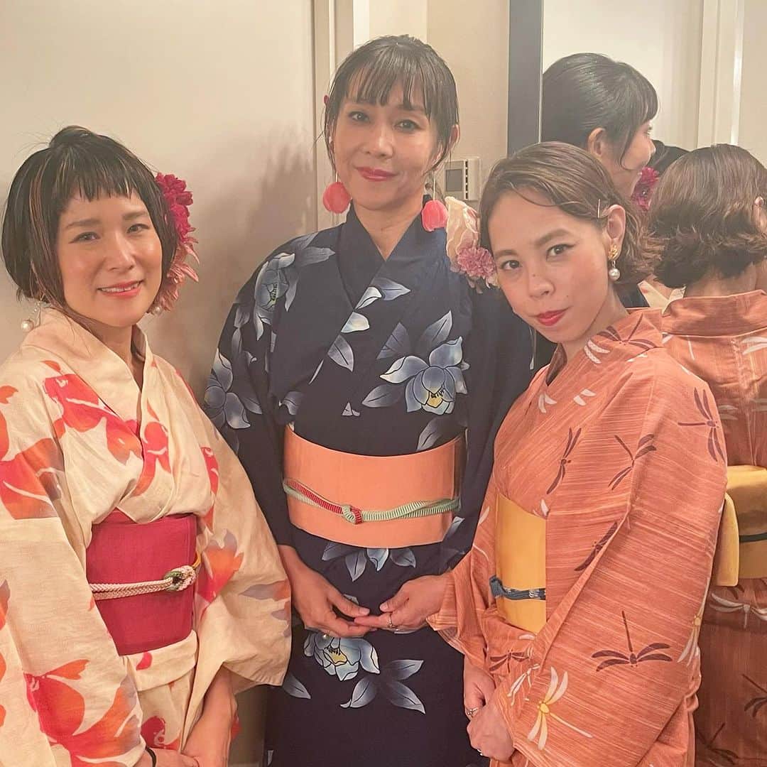 akikoのインスタグラム：「今年初浴衣👘  #チャイチーシスターズ」