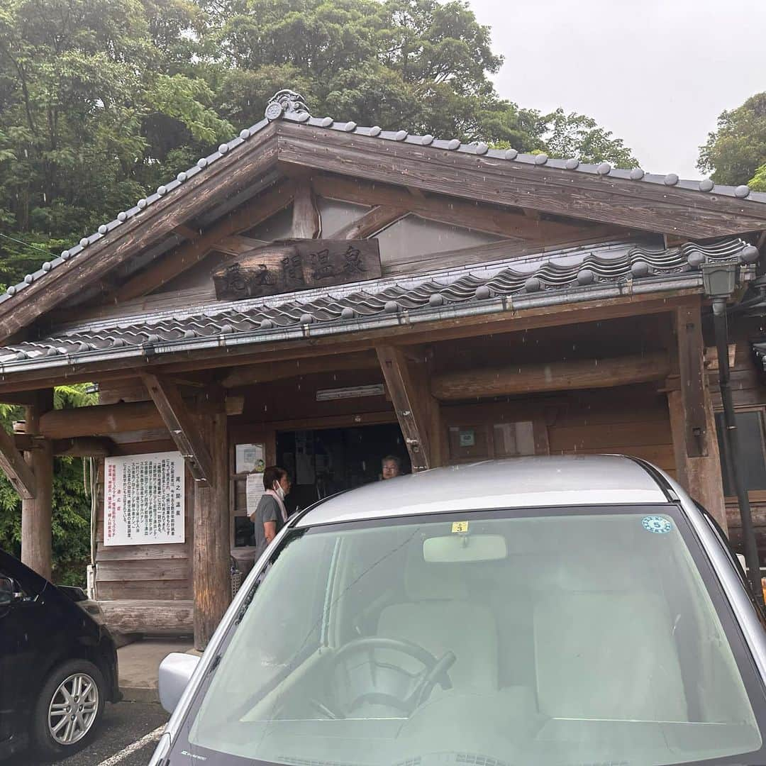 宇田恵菜さんのインスタグラム写真 - (宇田恵菜Instagram)「Yakushima Trip 6月の屋久島旅行ログ  ①大川の滝 めちゃくちゃ近くまでいける滝！！迫力、水しぶき共にすごい！台風前だったので、水量も多め!  ②③屋久杉自然館 雨の日だったので、屋久杉自然館へ！！！ 屋久杉のトロッコ道、街の歴史も知れて、日本の杉についても勉強できる！  ④千尋の滝　せんぴろ 展望台から、迫力をみれる！  ⑤尾之間温泉　 地元のおばあさま達と一緒に、停電の中を温泉！ かなりかなりかなり熱い！！笑 そして、一部男性の湯と繋がっている 雰囲気共に最高の温泉  ⑥平内海中温泉 混浴露天のこちらは、着替える所もないので、まさに野外露天！笑 台風のため温泉部分消失!笑  ⑦ ⑧⑨せぎれ大橋 ここにいけば野生の猿と、屋久鹿に会える！！パラダイスか！ていうぐらい可愛い子猿や長老に会えた。  ⑩上空から この度は台風が近づいていて、前々日と前日と当日の午前の飛行機は欠航。なんと、私の飛行機から動くという超ラッキー! ずっと行きたかった屋久島は、生い茂る自然の色と大きさが、なんとも美しかった。 台風もあり、自然の威力も体感した。  何と言っても、ご飯が美味しかったので最高でした💓 ------------------------------- #casting  #actress #shortfilm #キャスティング  #役者  #filmingcrew #filming #撮影中 #撮影クルー #leadactress #女優 #actresslife #スチール撮影 #黒髪 #blackhair 　#愛媛出身 #不動産女子 #japaneseactress  #屋久島グルメ　#屋久杉 #屋久島旅行」8月29日 15時04分 - ena2727