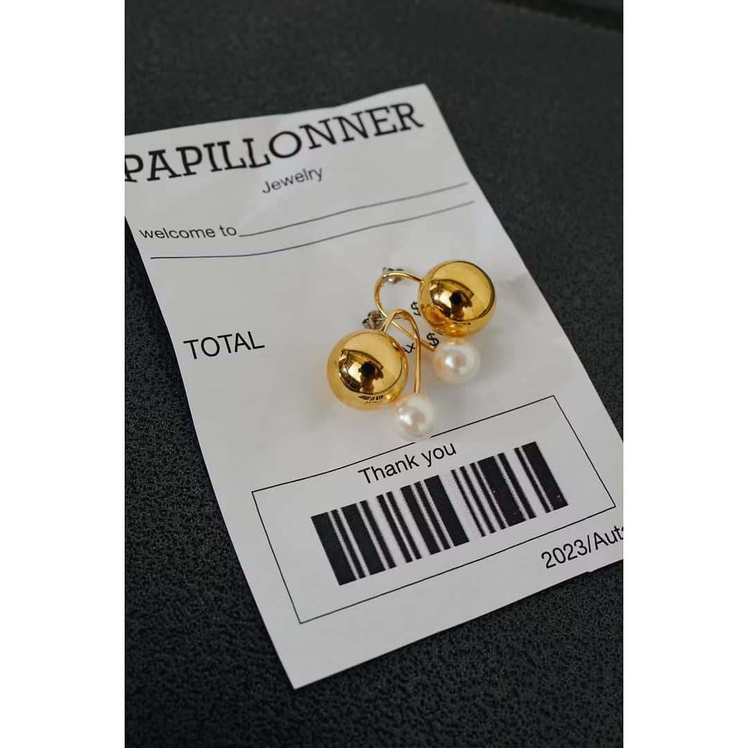 PAPILLONNER（パピヨネ）さんのインスタグラム写真 - (PAPILLONNER（パピヨネ）Instagram)「PAPILLONNER 23AW LOOK BOOKが公開になりました。  クールな印象はそのままに、どこか女性らしさがプラスされ、 アンバランスさを楽しめるコレクションになっております。  ぜひ、ご覧ください。」8月29日 14時59分 - papillonner_pr