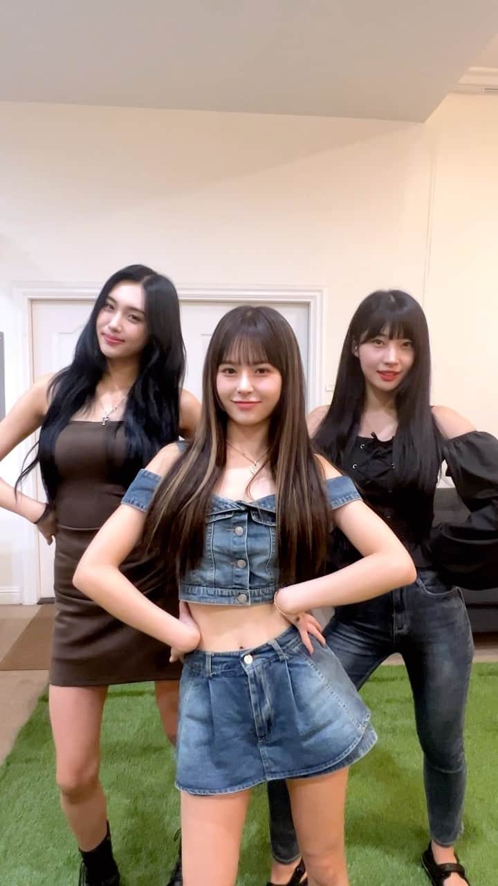 EVERGLOWのインスタグラム：「단지 춤 추고 싶을 뿐입니다만?😏 #EVERGLOW #에버글로우 #이유 #EU #시현 #SIHYEON #아샤 #AISHA」