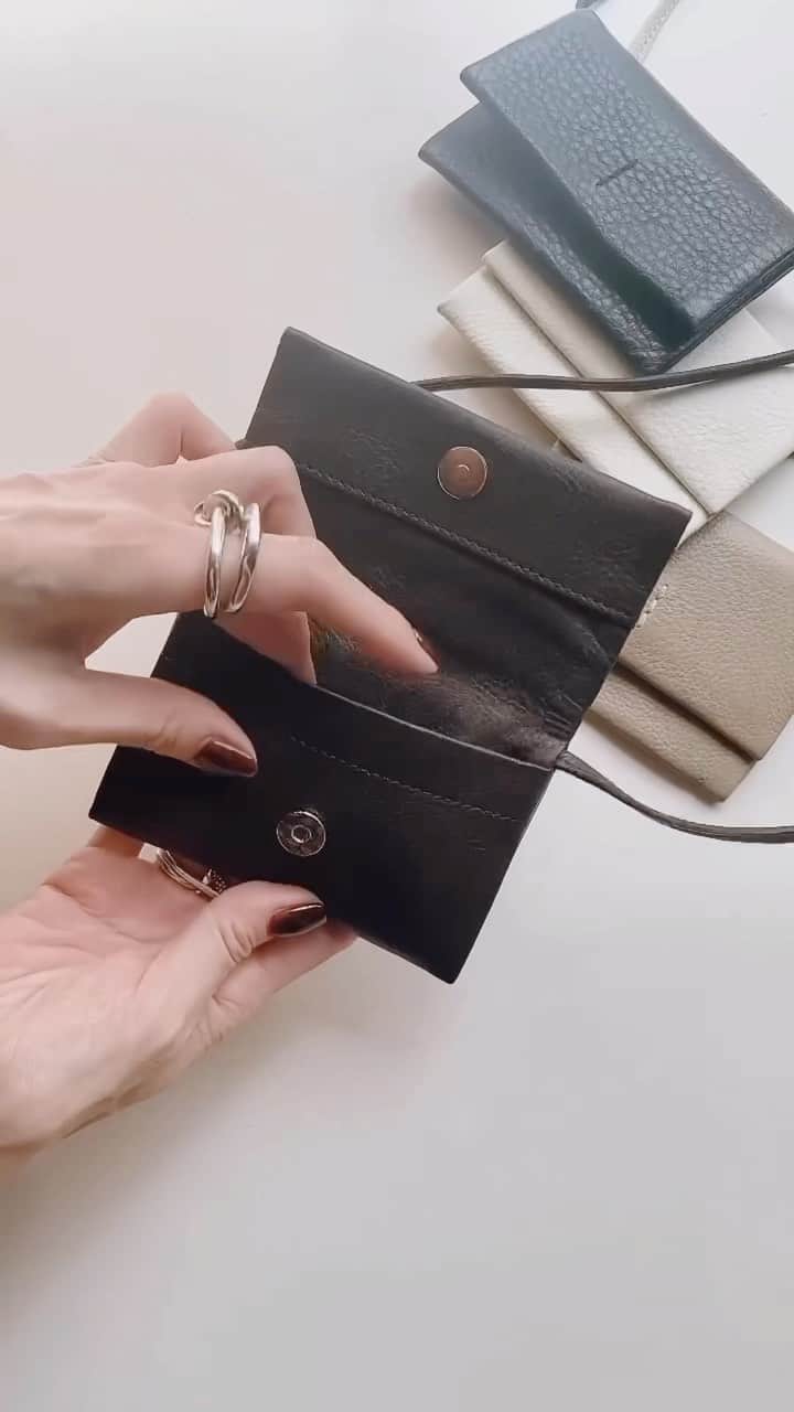 j.chikaのインスタグラム：「⁡ いよいよ本日22時より コラボバッグ受注販売スタートです🎈 Y'SACCS × C  @ysaccs_c ⁡ 3 stitch Mini case の容量 ↓ クレカや交通系カード リップ、目薬、鍵など すぐに取り出したい小さなものを 一つ二つ入れていただくのにちょうど良い アクセサリー感覚のミニケースです♡ ⁡ お子様がお気に入りのトミカ🚗を 入れてくださっている姿が可愛すぎて❤️ とろけました🥰 ⁡ ⁡ 私のアカウント @chikako.hongo から 21時よりご紹介Liveをいたします🎤 ぜひ遊びにきてくださいね♡ （コメントもいただけますと嬉しいです♪） （ないとさみしい。。そして久々すぎてドキドキ😂） ⁡ ⁡ 長く愛せる 飽きのこない 使い込むほどに味わいが増す 愛着のわく ⁡ そんなバッグを…と 同じ志をお持ちだったY'SACCS さんと コラボでお作りさせていただきました♡ ⁡ 北海道産の上質シュリンクレザーを使用し オールレザー、金具なし、3つのステッチには、お買い求めくださったみなさまに幸せを届けたいと「3」という縁起の良い数字にその想いを込めました😊 ⁡ サンプルの段階から本気で使いまくって 我ながら使いやすくて レザーも馴染んで艶が出てきて ほんまに愛でています🥰 ⁡ ⁡ ⁡ ⁡ Y'SACCS公式オンラインショップ 特設ページにて受注 ⁡ Orders Start  8/29 tue. 22：00 Orders Close 8/31 thu. 23：59 10月末お届け予定です ⁡ ※予定数量のみ、公式オンラインショップのみの販売です ※期間内でも予定数量に達しましたら早期終了をいたします ⁡ ⁡ 3 stitch Mini Case ¥5,500 tax in. 3 stitch Big Bag ¥28,600 tax in. ⁡ Color : brown / black / écru / taupe ⁡ Made in Japan ⁡ お問い合わせは下記のアドレスまで ysaccs_c@shicata.co.jp ⁡ ⁡ #ysaccs#ysaccs_c#イザック#coordinate#小さいバッグ#ミニショルダー#ミニバッグ#着回しコーデ#jマダムのおしゃれ#40代コーデ#50代コーデ」