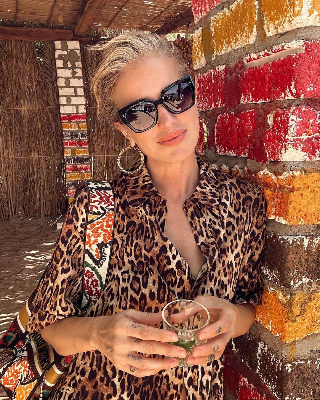 Burcu Esmersoyのインスタグラム：「love love love 😎 @hermossaeyewear @brand.eyes #reklam」