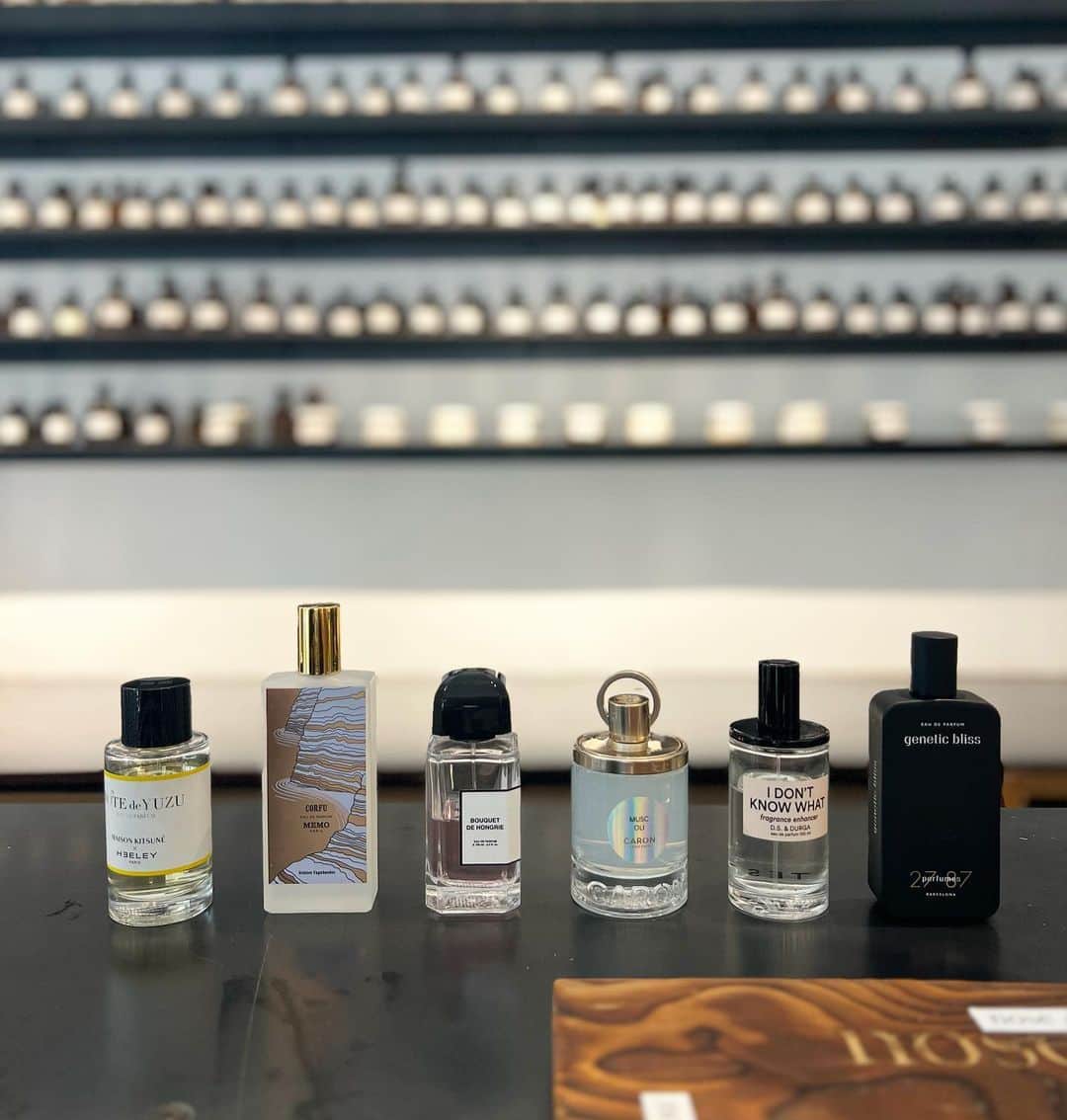 神崎恵さんのインスタグラム写真 - (神崎恵Instagram)「・ フレグランスショップも巡っています。 NOSEはユニークなコンサルテーションを体験できるお店。 まず自分が今まで使ってきた香水を3つiPadに入力していくと、その香りの分析結果から、おすすめの香水が3種類表示される。その香りを体感しそれぞれを10段階評価すると、それをもとにまた新たな3つの香りが出てくる。 という流れで、自分の感覚にぴたりとくるフレグランスを探す楽しさを味わえるお店。 次男は二回の流れでかなり好きな香りに出会え大満足。 わたしは三回戦まで繰り返し、加えて「レザーとムスクがすき」とリクエストしぐんと好みの香りに近づけました。 自分では表現できない香りの好みを解読してくれる楽しいお店。 クセありの香りはDOVER STREET PERFUMS MARKETでいくつか購入。 香りはハンドクリームやボディクリームで纏う派の長男は、なんともいい香りのハンドクリームを選んでいました。 それから、今回かなりファンになったPERFUMER H。 わたしはmusk、POMDER、Heliotrope、 息子は	Lemon Tree、muskを選びました。 いただいたサンプルのミニボトルもかわいい♡」8月29日 15時06分 - megumi_kanzaki