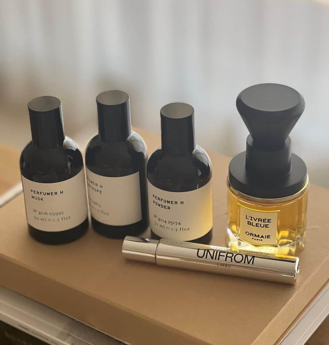 神崎恵さんのインスタグラム写真 - (神崎恵Instagram)「・ フレグランスショップも巡っています。 NOSEはユニークなコンサルテーションを体験できるお店。 まず自分が今まで使ってきた香水を3つiPadに入力していくと、その香りの分析結果から、おすすめの香水が3種類表示される。その香りを体感しそれぞれを10段階評価すると、それをもとにまた新たな3つの香りが出てくる。 という流れで、自分の感覚にぴたりとくるフレグランスを探す楽しさを味わえるお店。 次男は二回の流れでかなり好きな香りに出会え大満足。 わたしは三回戦まで繰り返し、加えて「レザーとムスクがすき」とリクエストしぐんと好みの香りに近づけました。 自分では表現できない香りの好みを解読してくれる楽しいお店。 クセありの香りはDOVER STREET PERFUMS MARKETでいくつか購入。 香りはハンドクリームやボディクリームで纏う派の長男は、なんともいい香りのハンドクリームを選んでいました。 それから、今回かなりファンになったPERFUMER H。 わたしはmusk、POMDER、Heliotrope、 息子は	Lemon Tree、muskを選びました。 いただいたサンプルのミニボトルもかわいい♡」8月29日 15時06分 - megumi_kanzaki