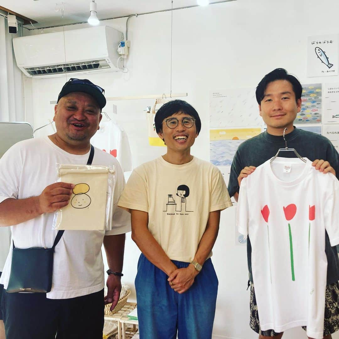 山岸門人のインスタグラム：「俳優仲間の眼さんの個展に行って参りました〜心地良い空間でした。 入場無料なのでふらりと行けます。 #富永竜　#眼鏡太郎　#山岸門人 ☟☟ 「眼鏡太郎の個展」 8/29(火)-31(木) 11時〜20時 下北沢softoffice」