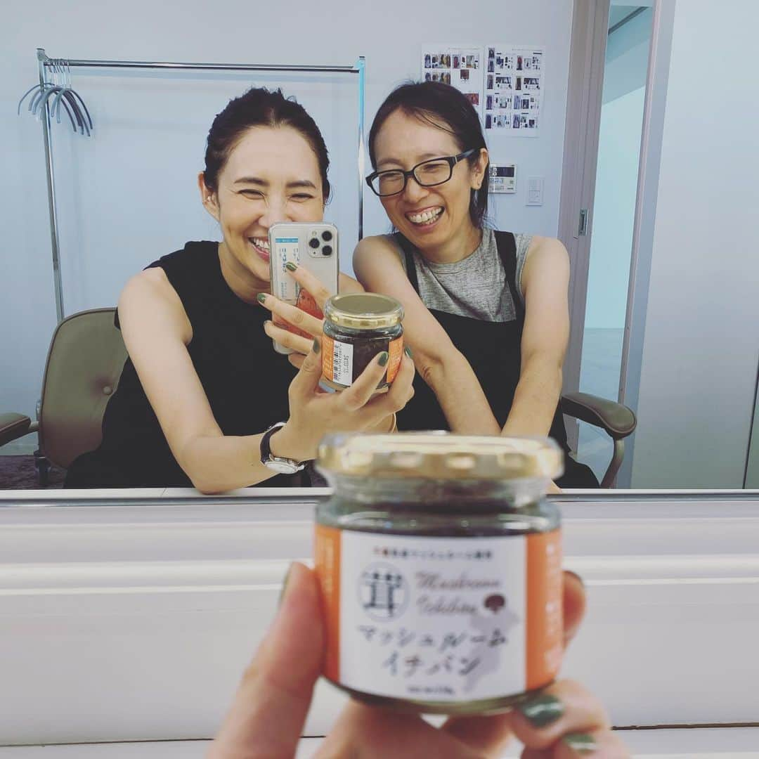 浜島直子さんのインスタグラム写真 - (浜島直子Instagram)「わーいわい🙌 みゆきちゃんがマッシュルームイチバン買ってきてくれた！ 嬉しい〜！ ちょうど昨日ストーリーズにあげたから、それ見たのかな？と思ったら、見てないで買ってきてくれたんだって！ そんな偶然も嬉しい〜！ 上野くんもありがとう！🫶 ・ #ここにもみゆきちゃん  #マッシュルームイチバン #回し者ではありません 🙈 #美味しくて最近ハマっているのです #そして今日偶然同じサロペットだった🤣 #誰にも聞かれていませんが #サロペット　#liveincomfort #felissimo」8月29日 15時18分 - hamaji_0912