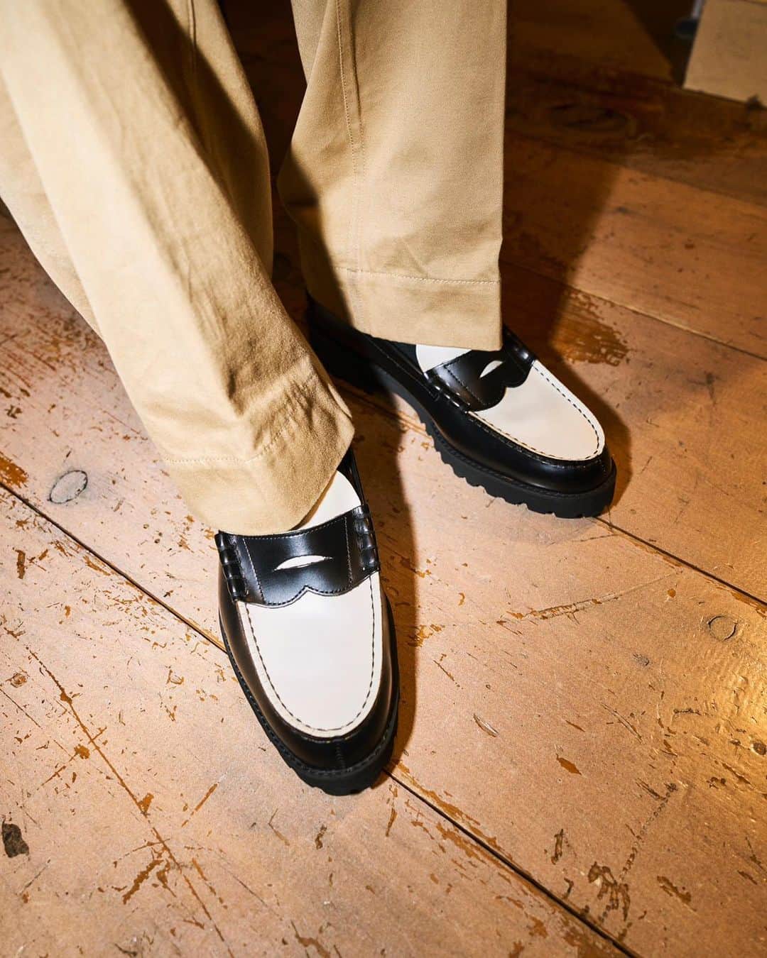 McGuffinさんのインスタグラム写真 - (McGuffinInstagram)「⚡️McGuffin Street News⚡️  <The Kenford Fineshoes>が「LHP 裏原宿店」にてポップアップストアを期間限定オープン。  @kenford_fineshoes_official   革靴の新たな価値観を構築することをコンセプトに、MADE IN JAPANのクラシックローファーのみを幅広いデザインで発信する<The Kenford Fineshoes>は、「LHP 裏原宿店」にてPOP UP STOREを期間限定オープンする。本ストアでは、普段 は限られた場所でしか見ることが出来ない<The Kenford Fineshoes>のローファー全18デザインを展開するとともに、エクスクルーシブなLOOKを公開。モデルにはシーンのユース世代の中でも独自な存在感を放つDJ PROSHELLを迎え、LHP取扱い主要ブランドを取り入れたスタイリングを原宿にてシューティング。 <The Kenford Fineshoes>と「LHP 裏原宿店」との親和性を表現している。 . The Kenford Fineshoes -Pop Up Store-“IRIBITARI” at LHP Ura-Hara @lhp_uraharajuku 日時: 9/1(Fri) -9/10(Sun) 11:30~20:00 場所： 〒150-0001 東京都渋谷区神宮前4丁目32-12 . The Kenford Fineshoes -LOOK FOR LHP- Stylist : Yuzuru Saeki @yuzrusaeki Photographer : Taisei Iwasaki @taiseiiwasaki Hair : Narumi Nishihara(FLEURI) @narunissy Model : Proshell @proshellplus Director : Yu Orishikide @ohli_day . #thekenfordfineshoes #kenford」8月29日 15時23分 - mcguffin_official