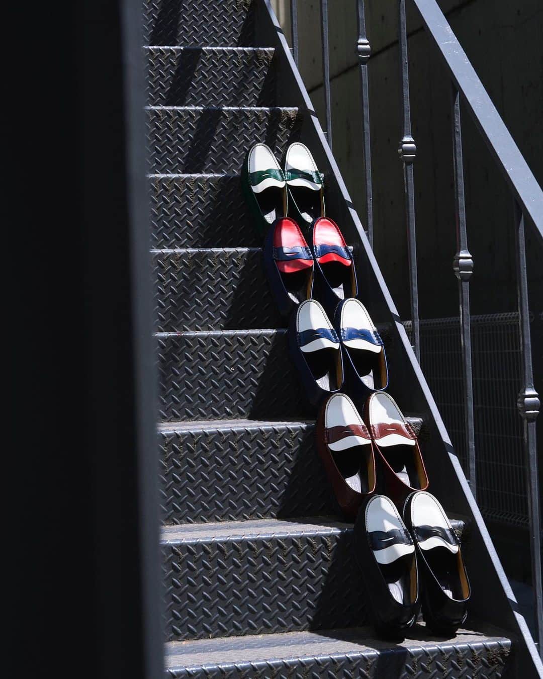 McGuffinさんのインスタグラム写真 - (McGuffinInstagram)「⚡️McGuffin Street News⚡️  <The Kenford Fineshoes>が「LHP 裏原宿店」にてポップアップストアを期間限定オープン。  @kenford_fineshoes_official   革靴の新たな価値観を構築することをコンセプトに、MADE IN JAPANのクラシックローファーのみを幅広いデザインで発信する<The Kenford Fineshoes>は、「LHP 裏原宿店」にてPOP UP STOREを期間限定オープンする。本ストアでは、普段 は限られた場所でしか見ることが出来ない<The Kenford Fineshoes>のローファー全18デザインを展開するとともに、エクスクルーシブなLOOKを公開。モデルにはシーンのユース世代の中でも独自な存在感を放つDJ PROSHELLを迎え、LHP取扱い主要ブランドを取り入れたスタイリングを原宿にてシューティング。 <The Kenford Fineshoes>と「LHP 裏原宿店」との親和性を表現している。 . The Kenford Fineshoes -Pop Up Store-“IRIBITARI” at LHP Ura-Hara @lhp_uraharajuku 日時: 9/1(Fri) -9/10(Sun) 11:30~20:00 場所： 〒150-0001 東京都渋谷区神宮前4丁目32-12 . The Kenford Fineshoes -LOOK FOR LHP- Stylist : Yuzuru Saeki @yuzrusaeki Photographer : Taisei Iwasaki @taiseiiwasaki Hair : Narumi Nishihara(FLEURI) @narunissy Model : Proshell @proshellplus Director : Yu Orishikide @ohli_day . #thekenfordfineshoes #kenford」8月29日 15時23分 - mcguffin_official