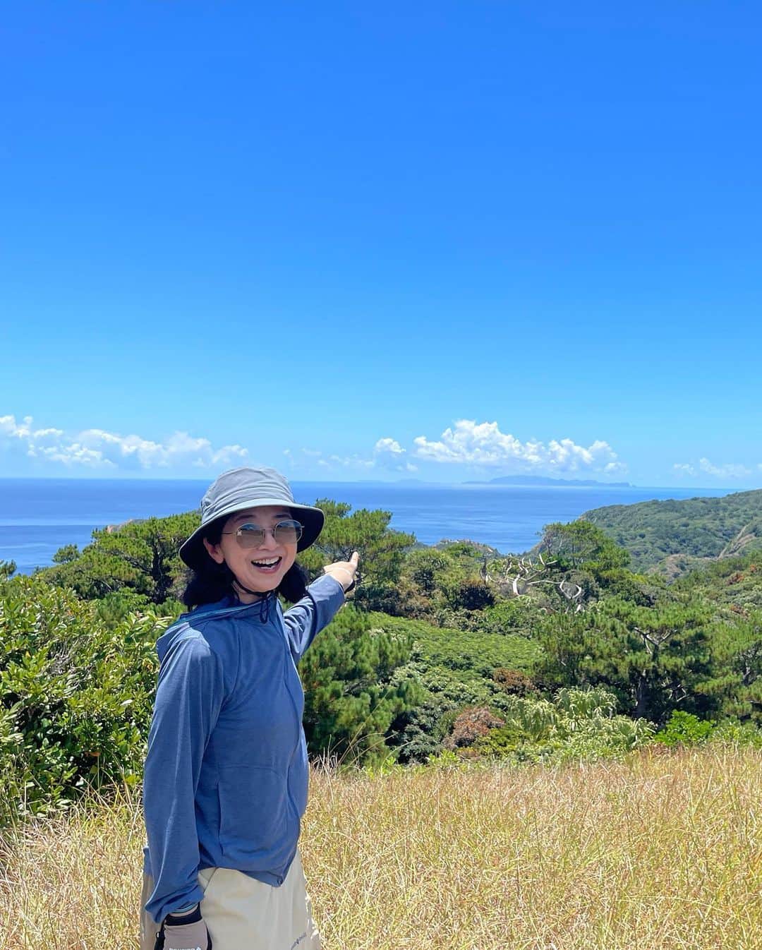 宮崎美子さんのインスタグラム写真 - (宮崎美子Instagram)「皆さん、こんにちは。  先日、公開しましたYouTubeよしよし。は、この夏、初めて訪れました小笠原父島のオフ時間を夏の思い出として、UPしました。  NHKBS4Kの『陸海空すべて見せます！世界自然遺産〜小笠原編』の生中継のお仕事を行ってきたのですが、なんせ船がだいたい１週間に1便なので、生放送当日までに時間がありましたので、1人で父島を満喫してきたのです。  番組では見られない完全オフの私を是非、ご覧ください。  完全オフの私と、小笠原の自然の美しさが堪能できますよ。  宮崎美子YouTubeよしよし。です。  #youtube #宮崎美子 #小笠原 #父島」8月29日 15時25分 - miyazakiyoshiko.official