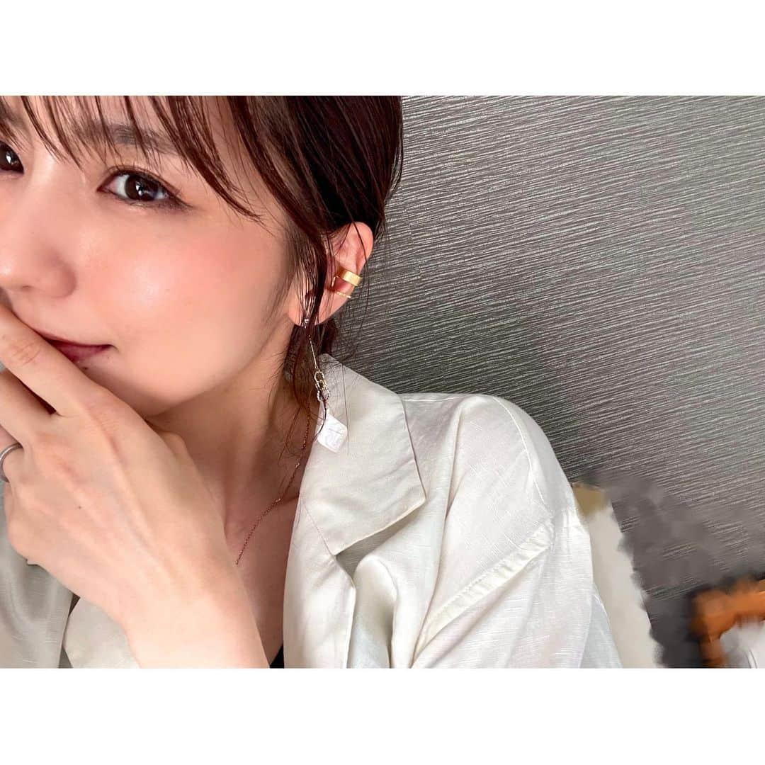 真野恵里菜さんのインスタグラム写真 - (真野恵里菜Instagram)「毎日暑いから最近はひとつにまとめてばかり！ この夏に買ったイヤカフはとってもお気に入りです🫧 . . 8月もあと2日で終わり！ 秋服を着るのが楽しみだから早く涼しくなってほしいなぁ😂🍂 . . Threadsではちょこちょこコメント返ししてるんだけど 久しぶりにここでも気まぐれにコメント返ししようかな🥳 #毎日暑い」8月29日 15時28分 - erinamano_official