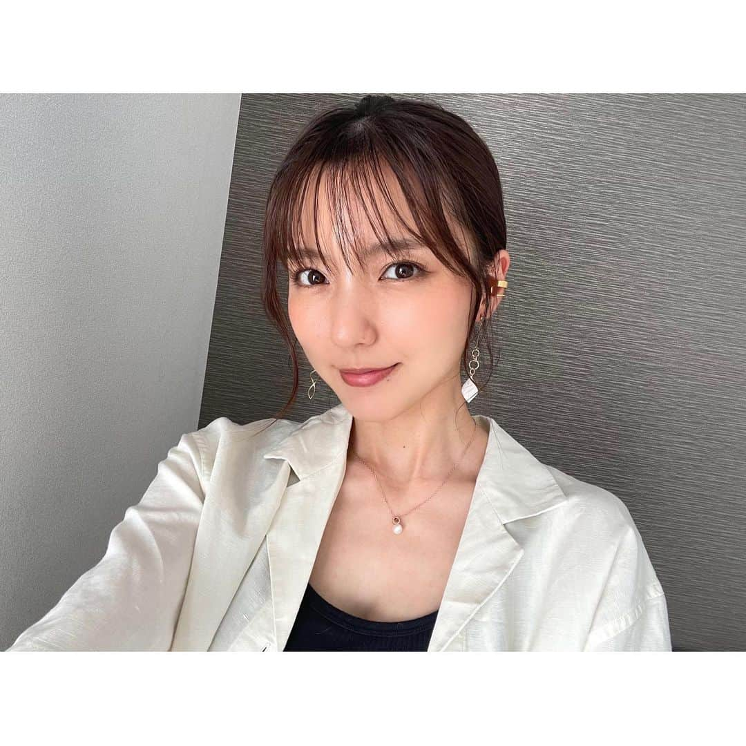 真野恵里菜さんのインスタグラム写真 - (真野恵里菜Instagram)「毎日暑いから最近はひとつにまとめてばかり！ この夏に買ったイヤカフはとってもお気に入りです🫧 . . 8月もあと2日で終わり！ 秋服を着るのが楽しみだから早く涼しくなってほしいなぁ😂🍂 . . Threadsではちょこちょこコメント返ししてるんだけど 久しぶりにここでも気まぐれにコメント返ししようかな🥳 #毎日暑い」8月29日 15時28分 - erinamano_official